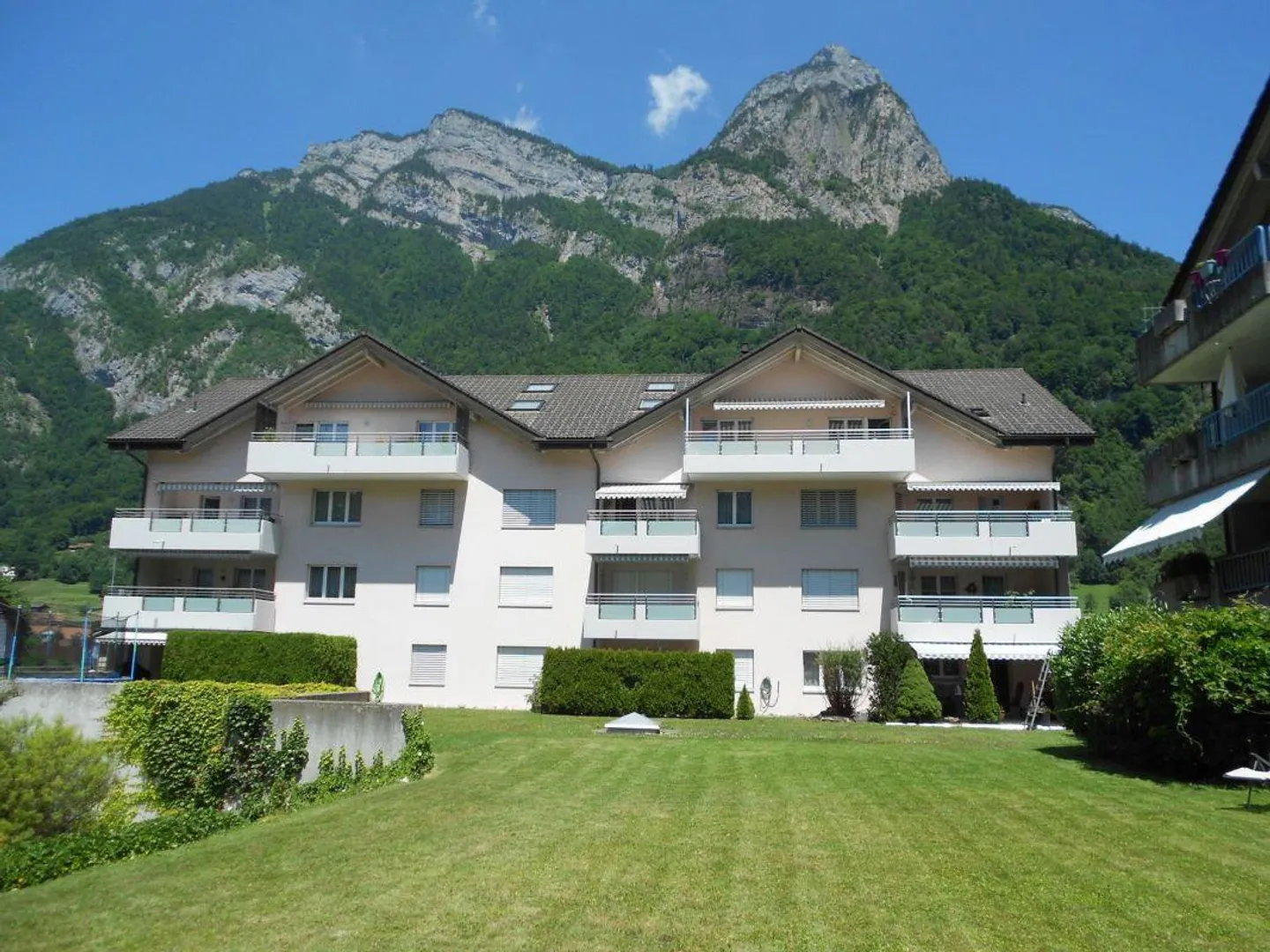 Dans un bel emplacement résidentiel avec un grand balcon ensoleillé - Photo 1 sur 17