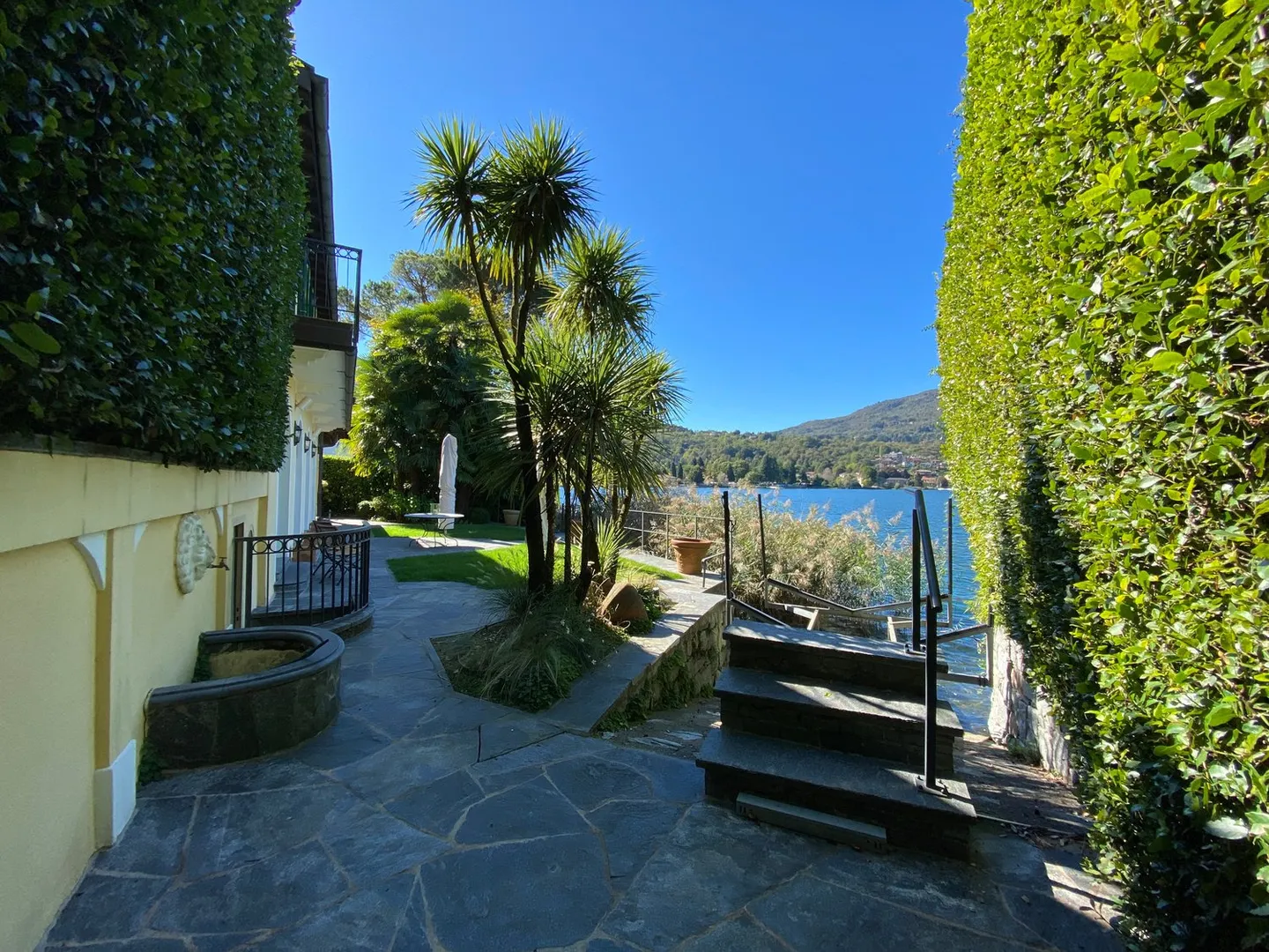 Charmante villa en bord de lac à Caslano – élégance directement au bord du lac - Photo 2 sur 10