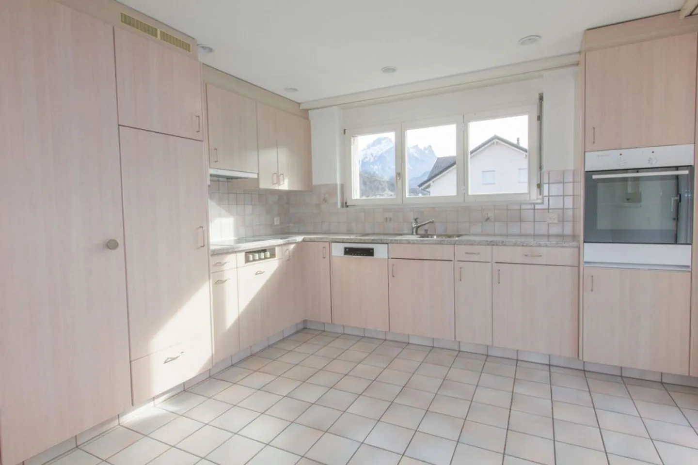 Dans un bel emplacement résidentiel avec un grand balcon ensoleillé - Photo 2 sur 17