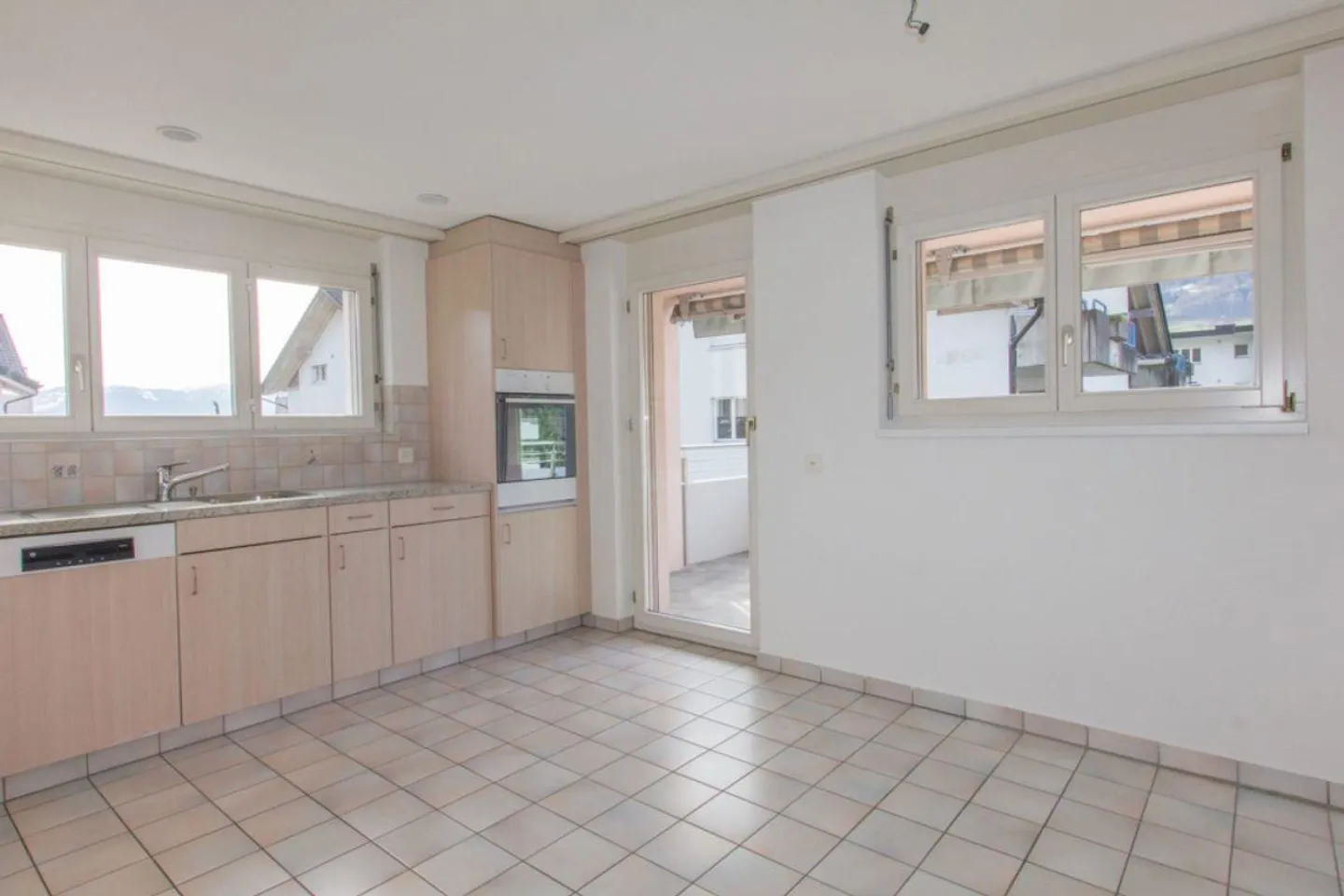 Dans un bel emplacement résidentiel avec un grand balcon ensoleillé - Photo 3 sur 17