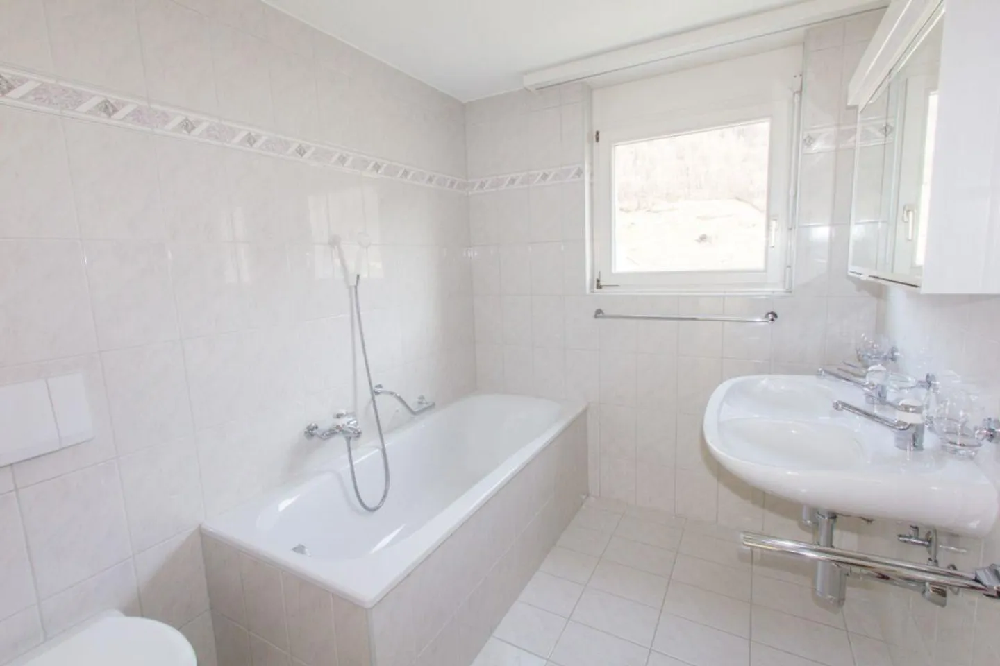 Dans un bel emplacement résidentiel avec un grand balcon ensoleillé - Photo 4 sur 17