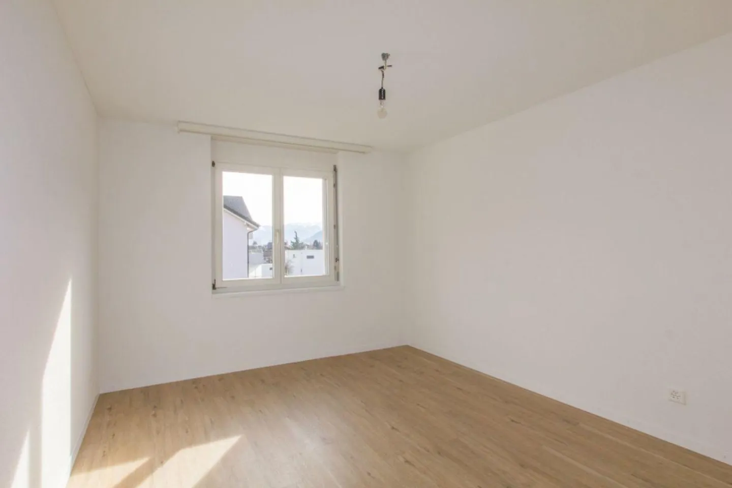 Dans un bel emplacement résidentiel avec un grand balcon ensoleillé - Photo 11 sur 17