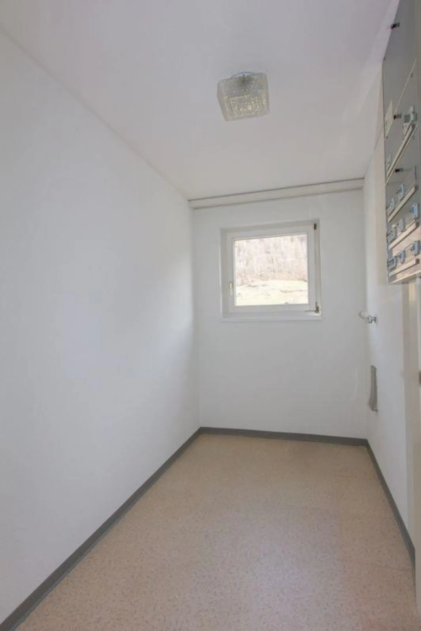 Dans un bel emplacement résidentiel avec un grand balcon ensoleillé - Photo 13 sur 17