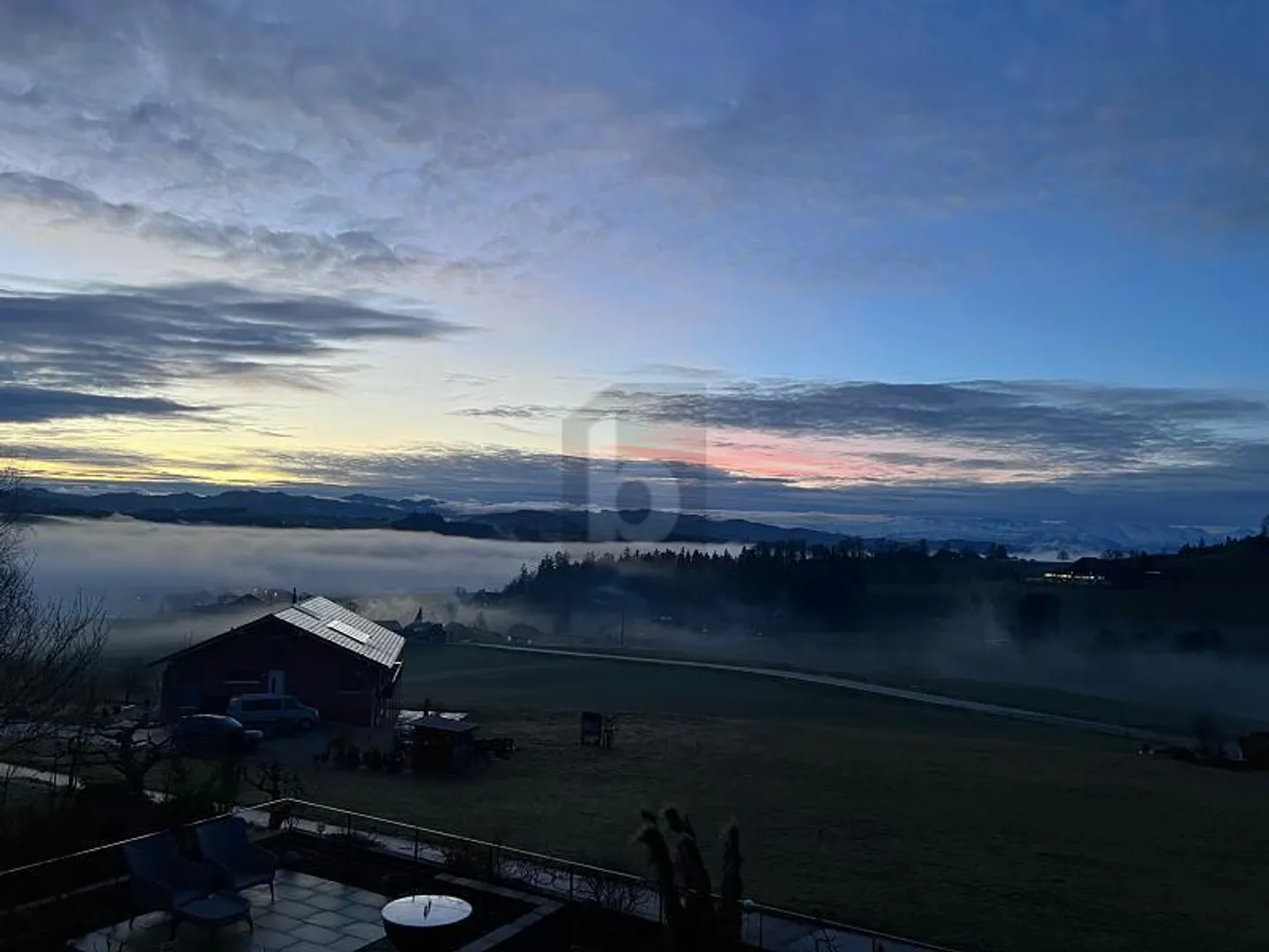 LUXURIOUS, QUIET & WITH MOUNTAIN PANORAMA - Photo 5 of 6