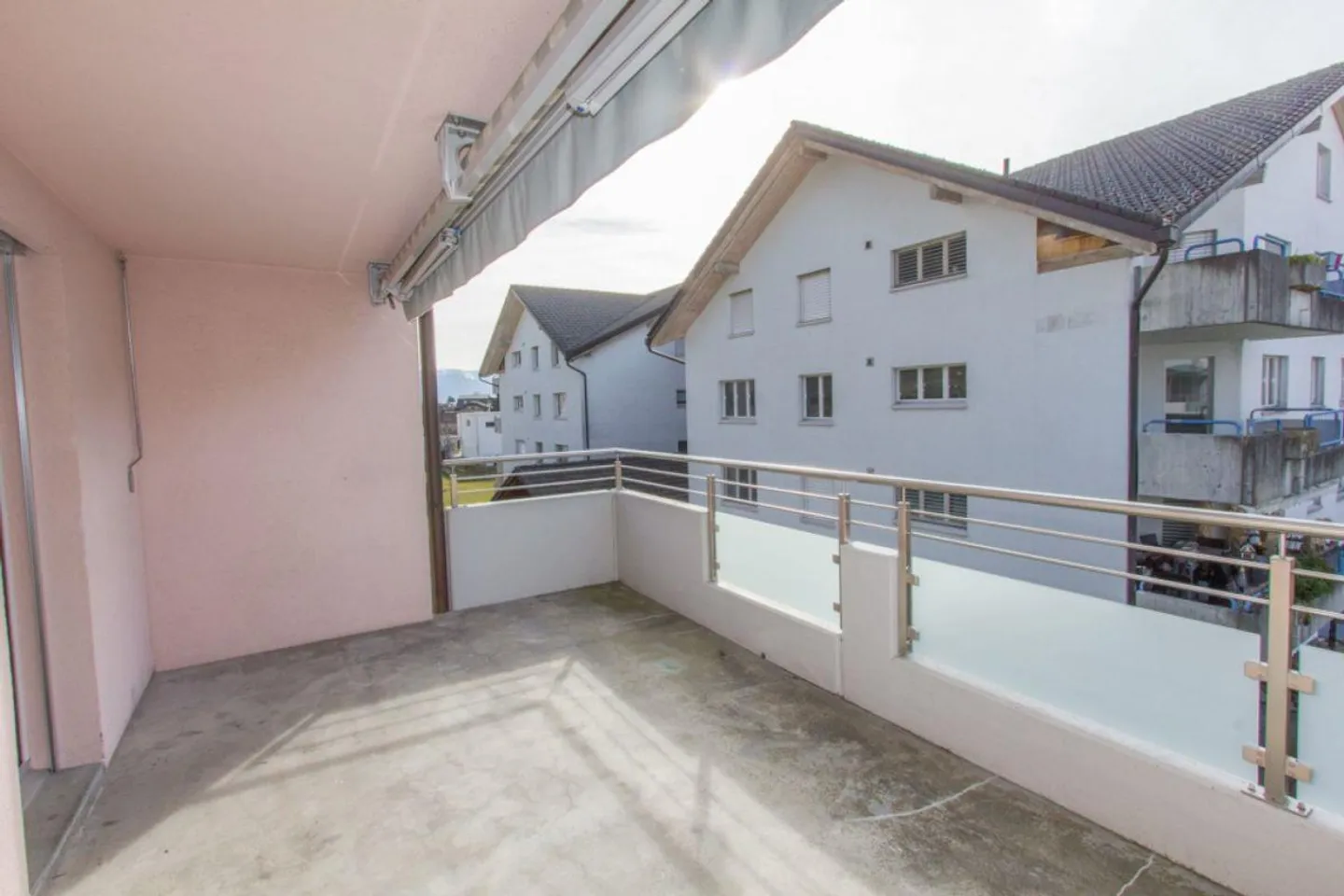 Dans un bel emplacement résidentiel avec un grand balcon ensoleillé - Photo 14 sur 17