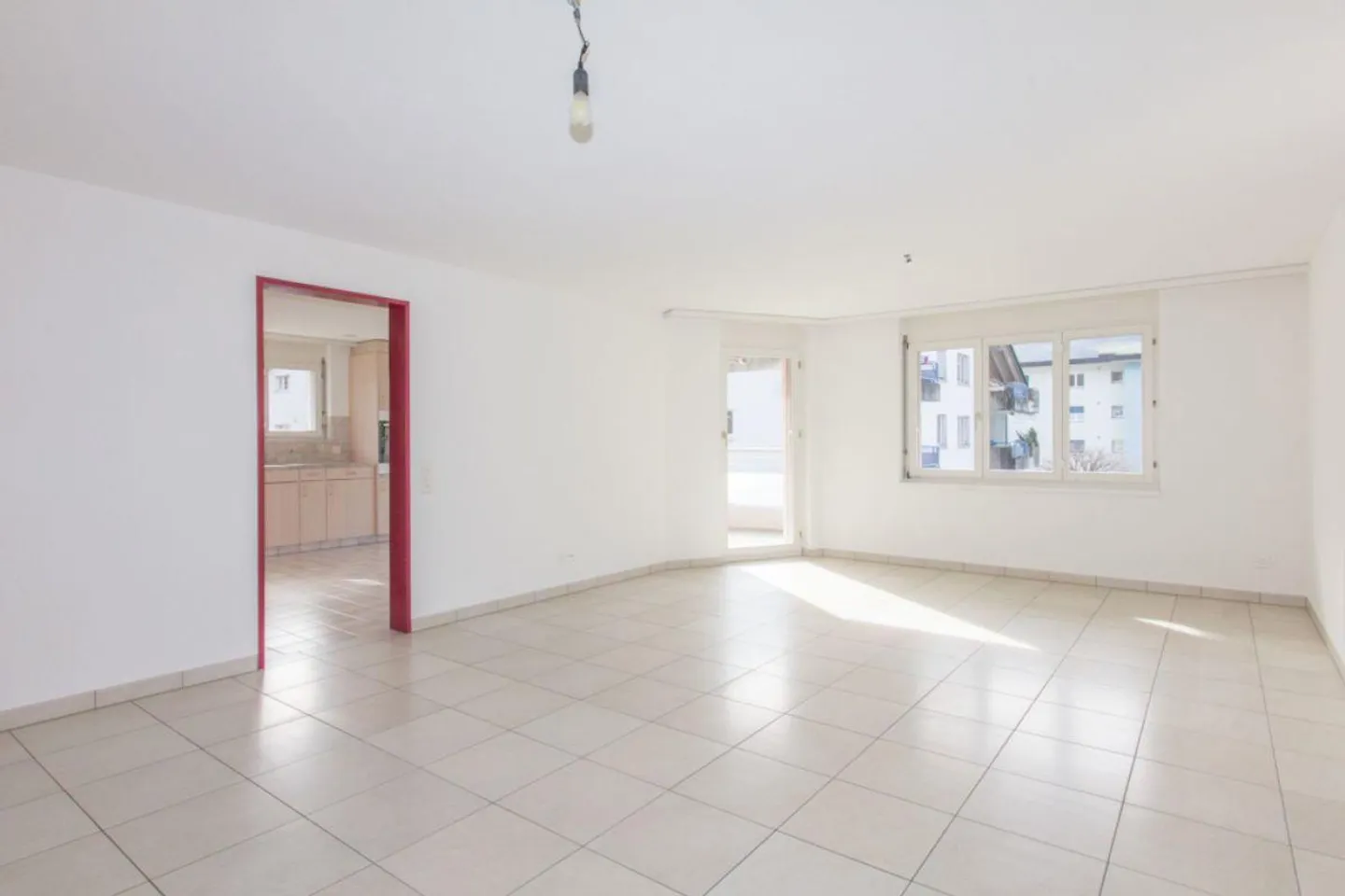 Dans un bel emplacement résidentiel avec un grand balcon ensoleillé - Photo 6 sur 17