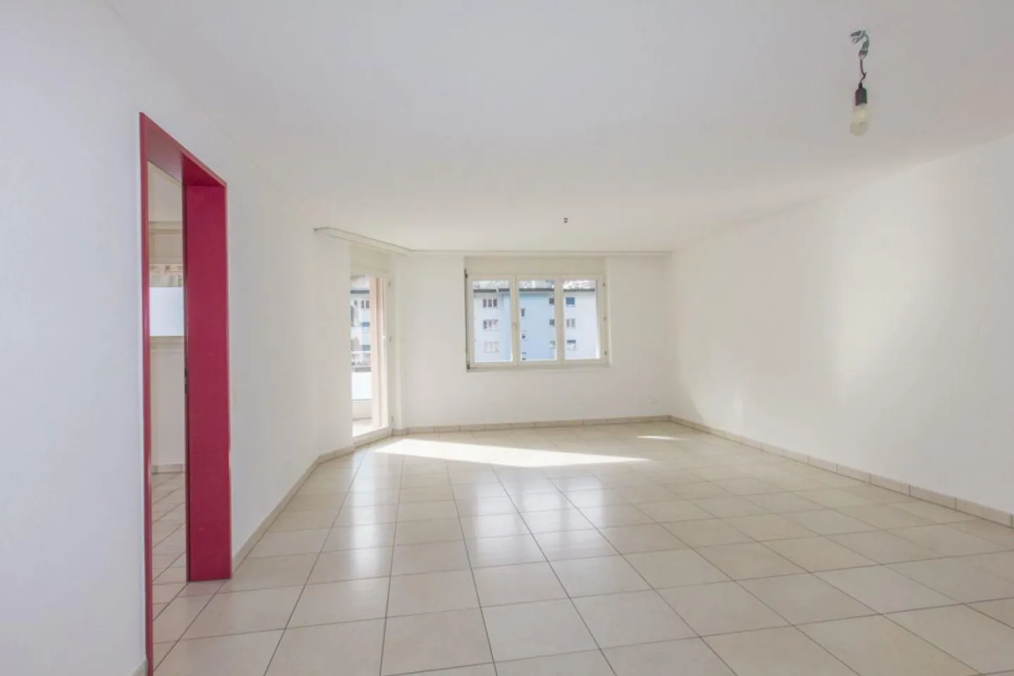 Dans un bel emplacement résidentiel avec un grand balcon ensoleillé - Photo 7 sur 17