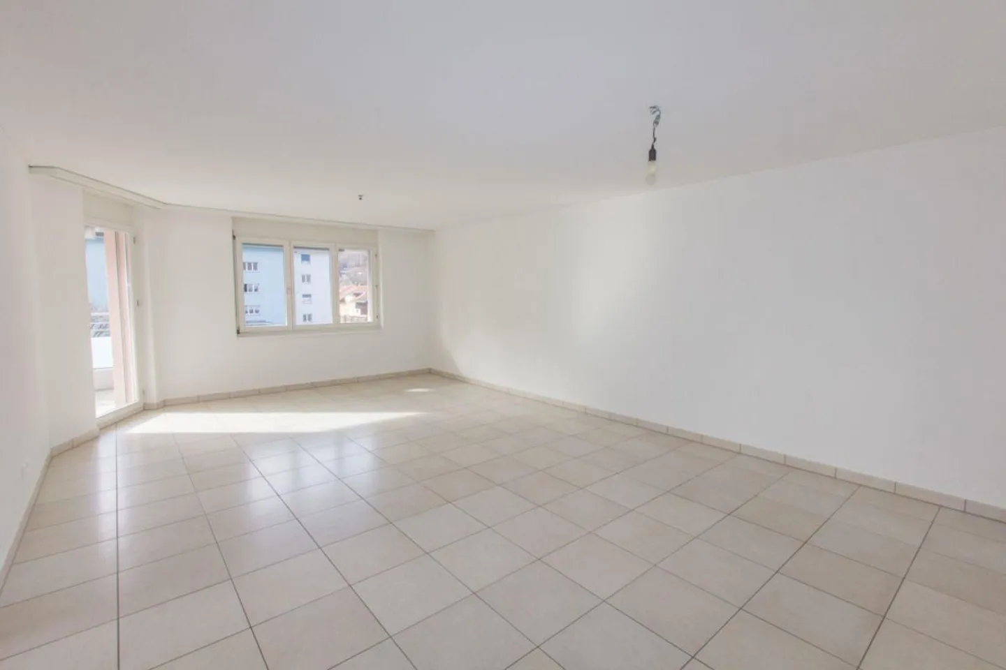 Dans un bel emplacement résidentiel avec un grand balcon ensoleillé - Photo 8 sur 17