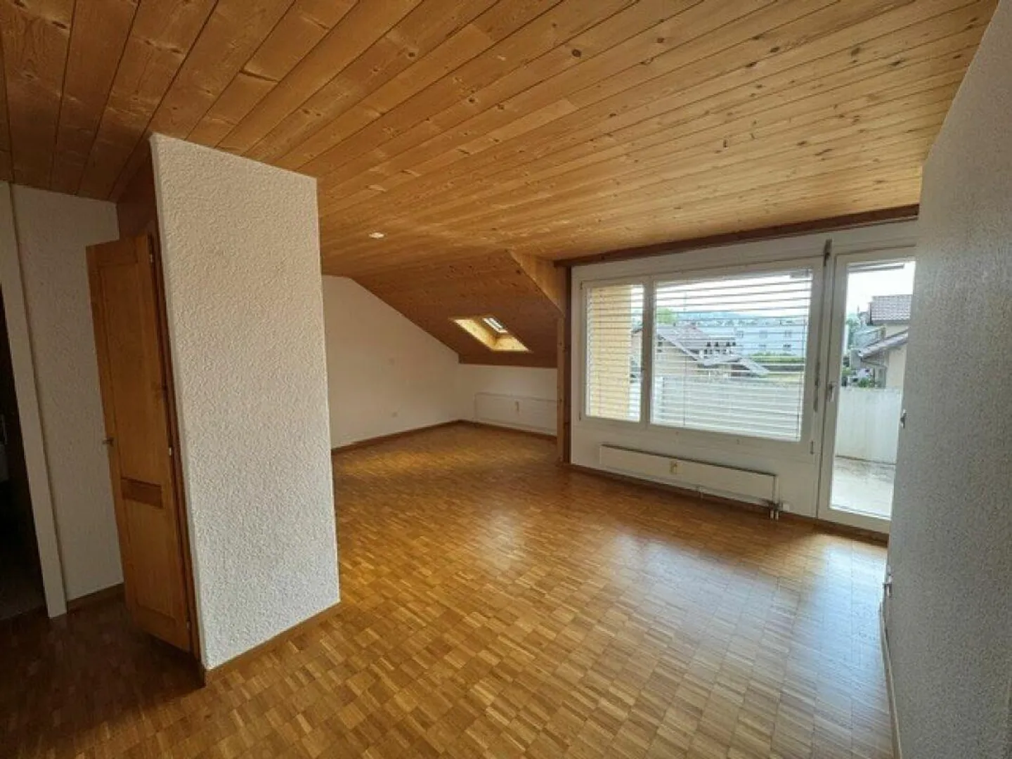 Quietly Located Attic Apartment in Schwarzenburg - Photo 3 of 9