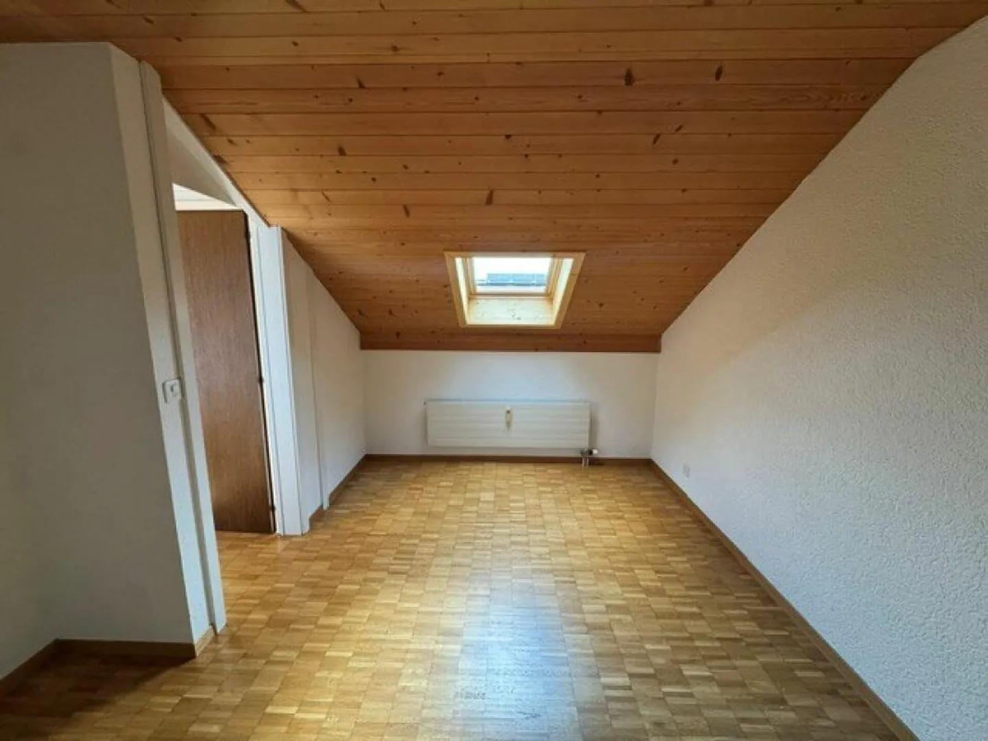 Quietly Located Attic Apartment in Schwarzenburg - Photo 4 of 9