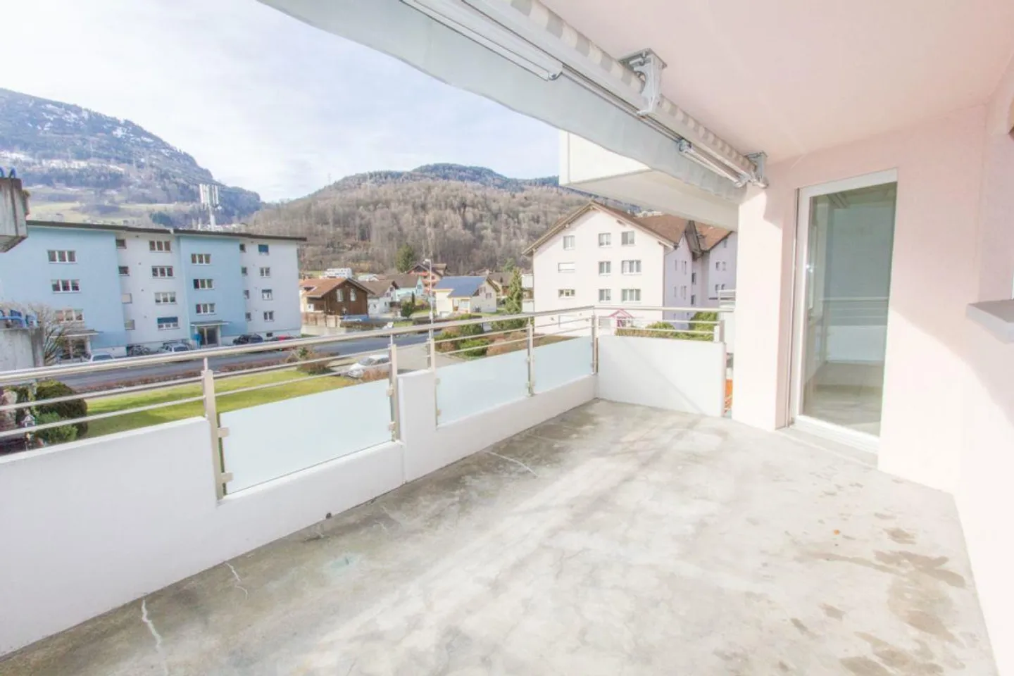 Dans un bel emplacement résidentiel avec un grand balcon ensoleillé - Photo 16 sur 17