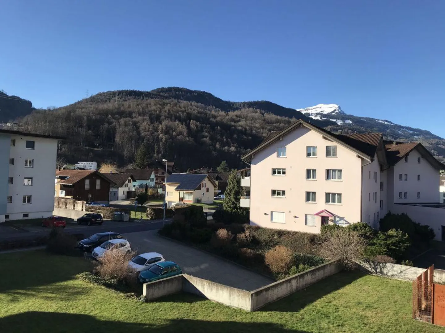 Dans un bel emplacement résidentiel avec un grand balcon ensoleillé - Photo 17 sur 17