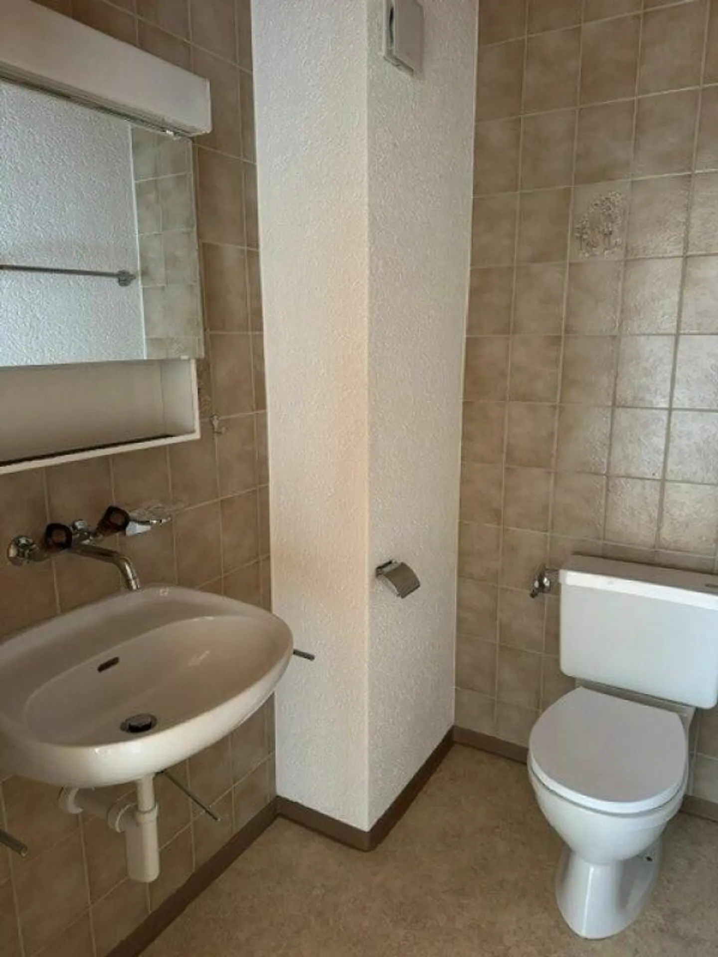 Quietly Located Attic Apartment in Schwarzenburg - Photo 6 of 9