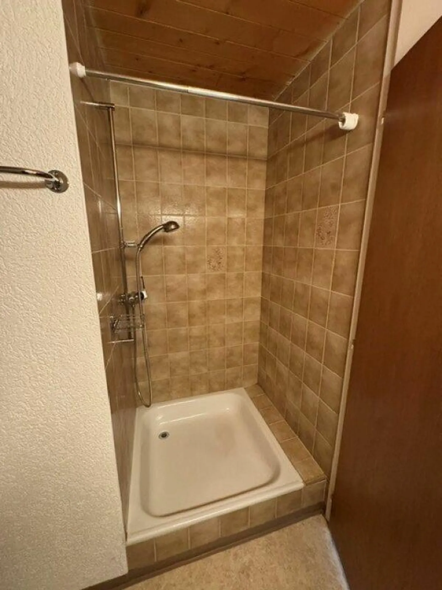 Quietly Located Attic Apartment in Schwarzenburg - Photo 7 of 9