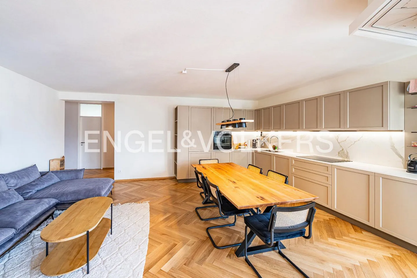 Modern Elegance in Paradiso - Photo 3 of 11