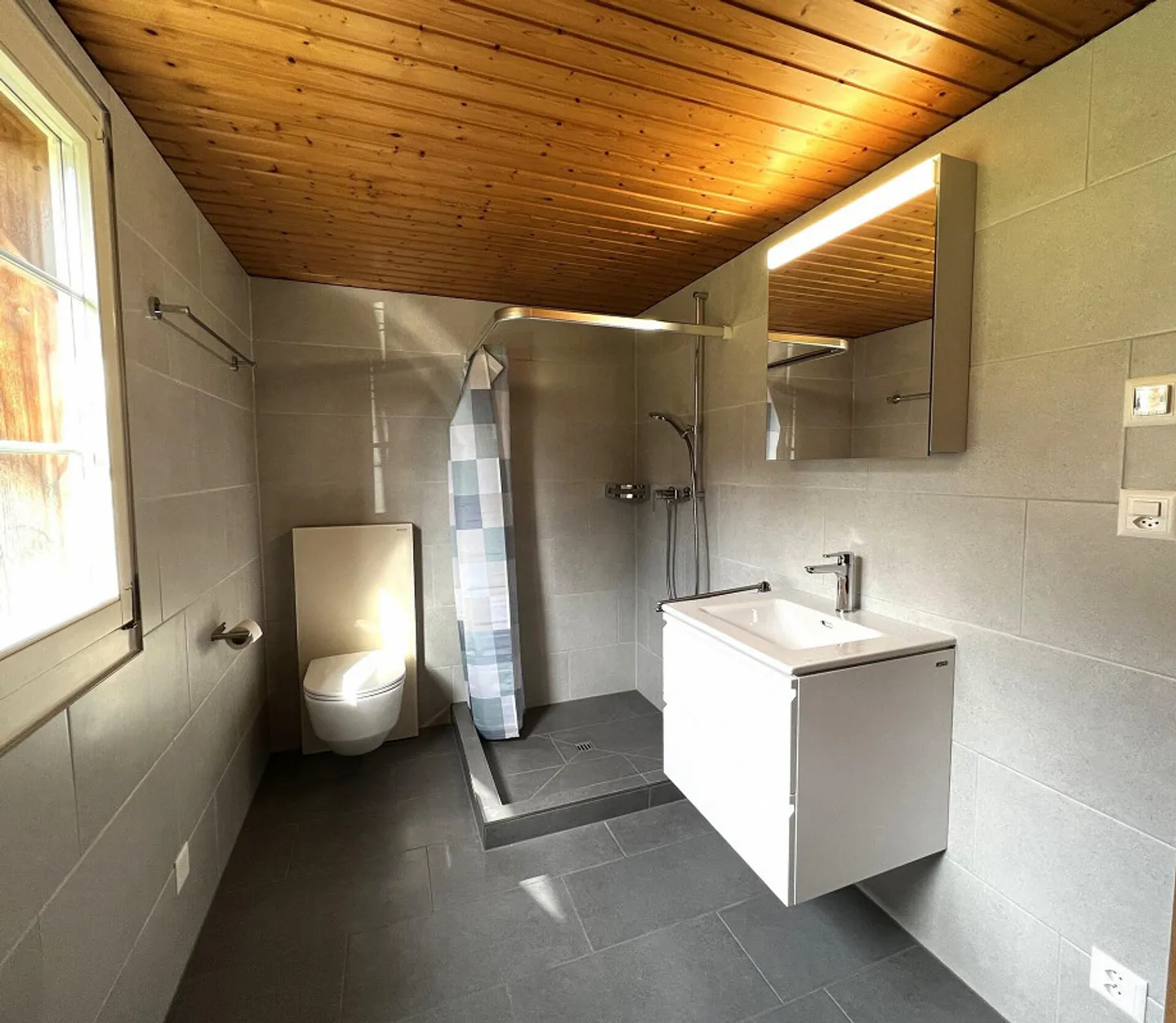 Casa bifamiliare spaziosa con fienile e ampi terreni in vendita - Foto 5 di 13
