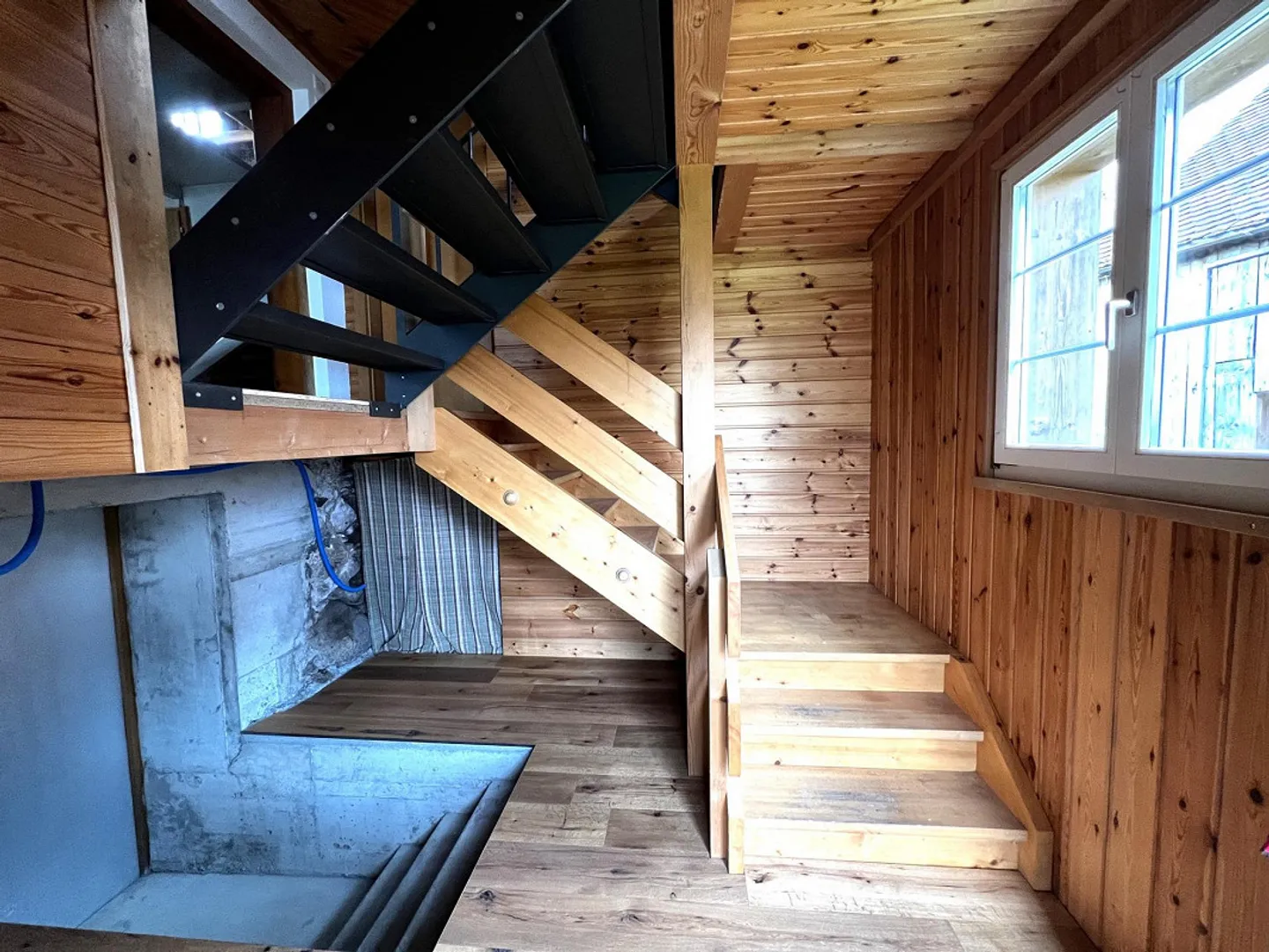 Casa bifamiliare spaziosa con fienile e ampi terreni in vendita - Foto 12 di 13