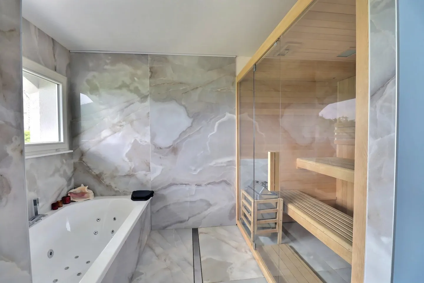 Maison rénovée 8 pièces au calme - Photo 2 sur 6
