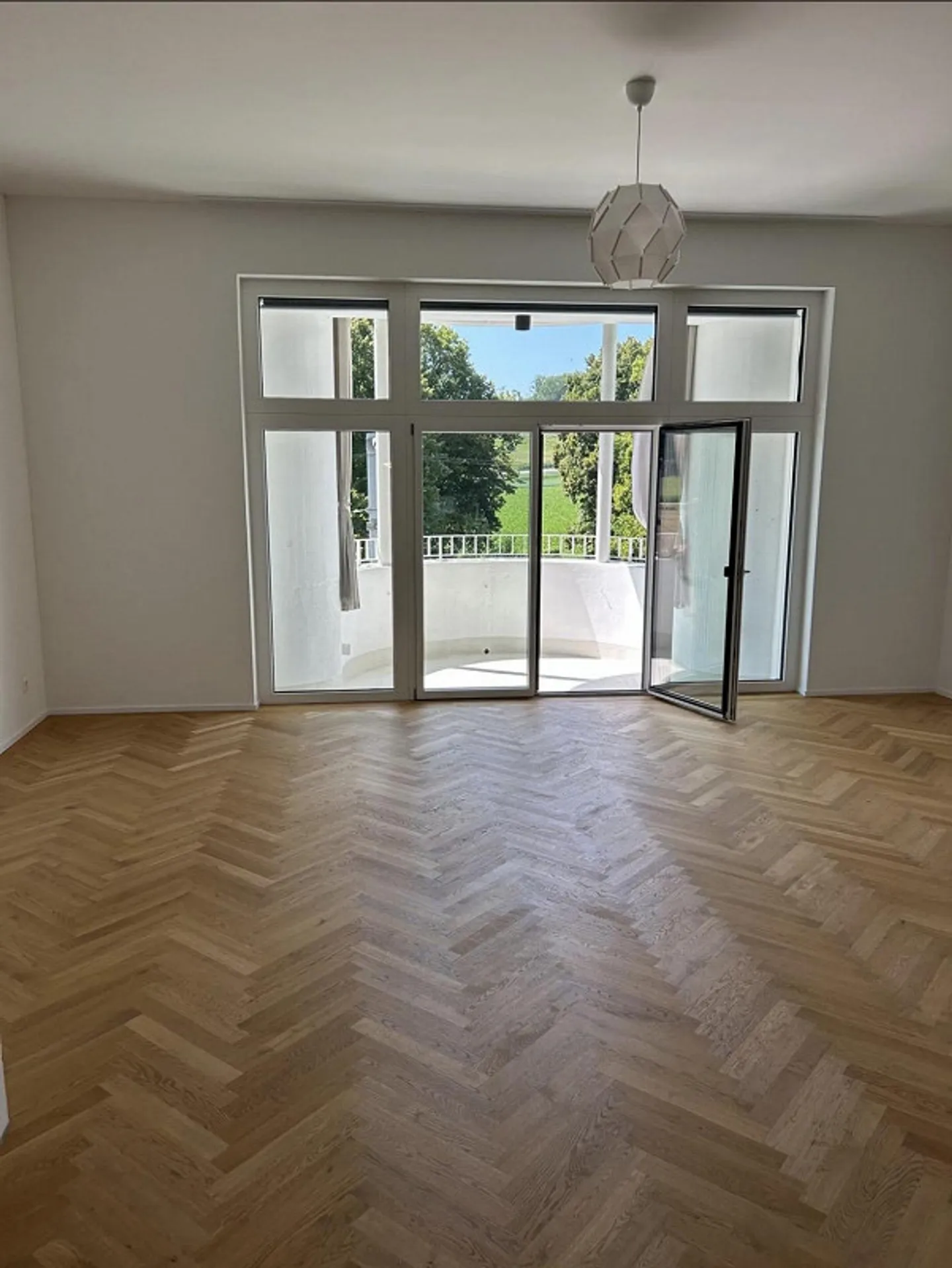 Appartement spacieux de 3,5 pièces avec salle polyvalente supplémentaire (140 m²) - Photo 3 sur 8