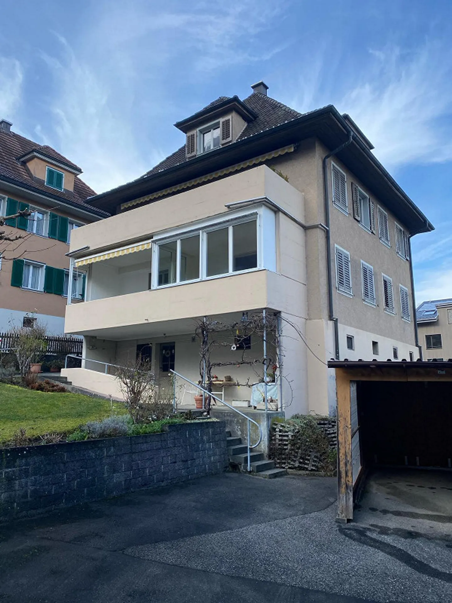 3-family house with renovation potential – investment property in Hergiswil - Photo 1 of 30