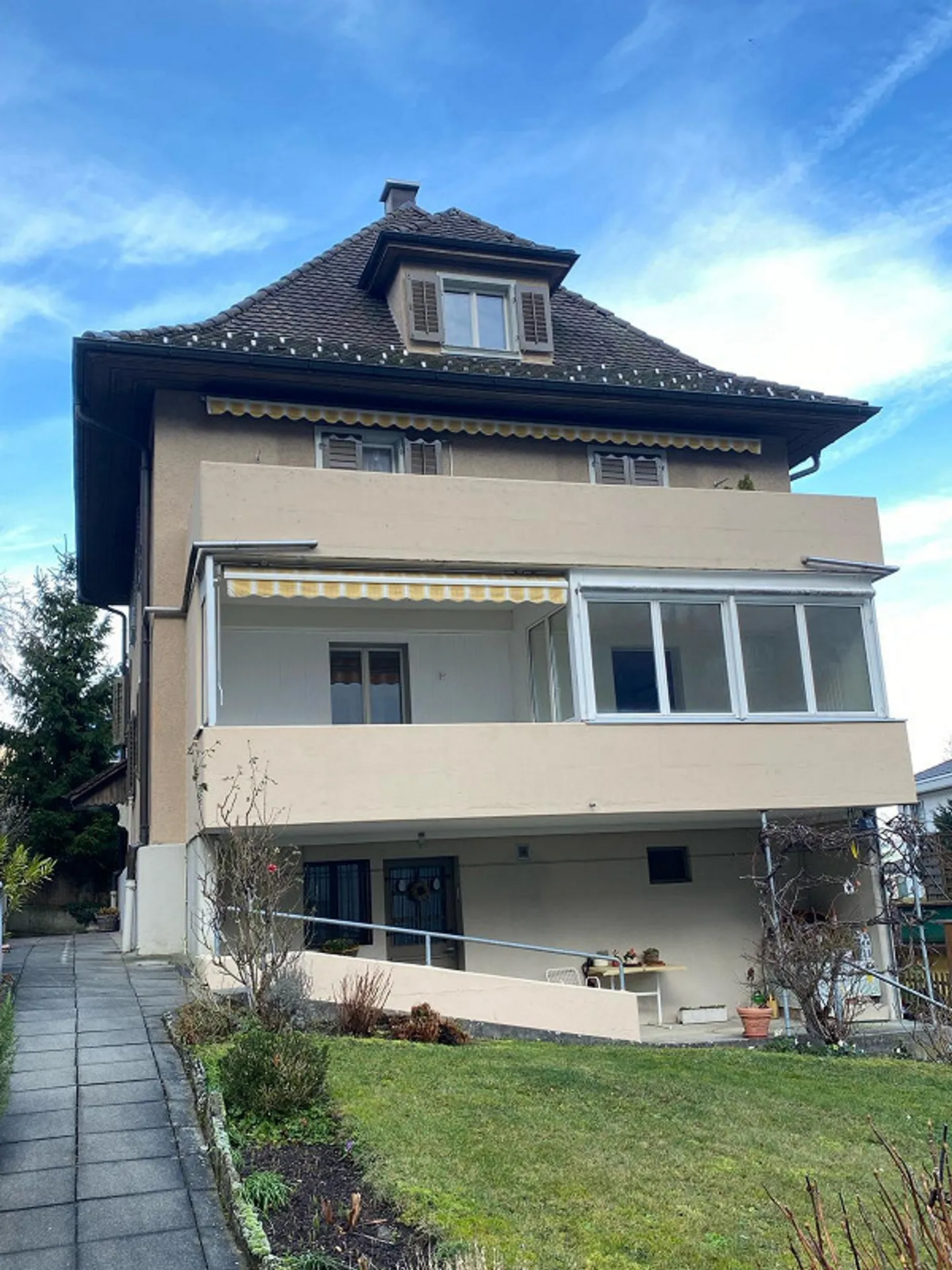 3-family house with renovation potential – investment property in Hergiswil - Photo 3 of 30