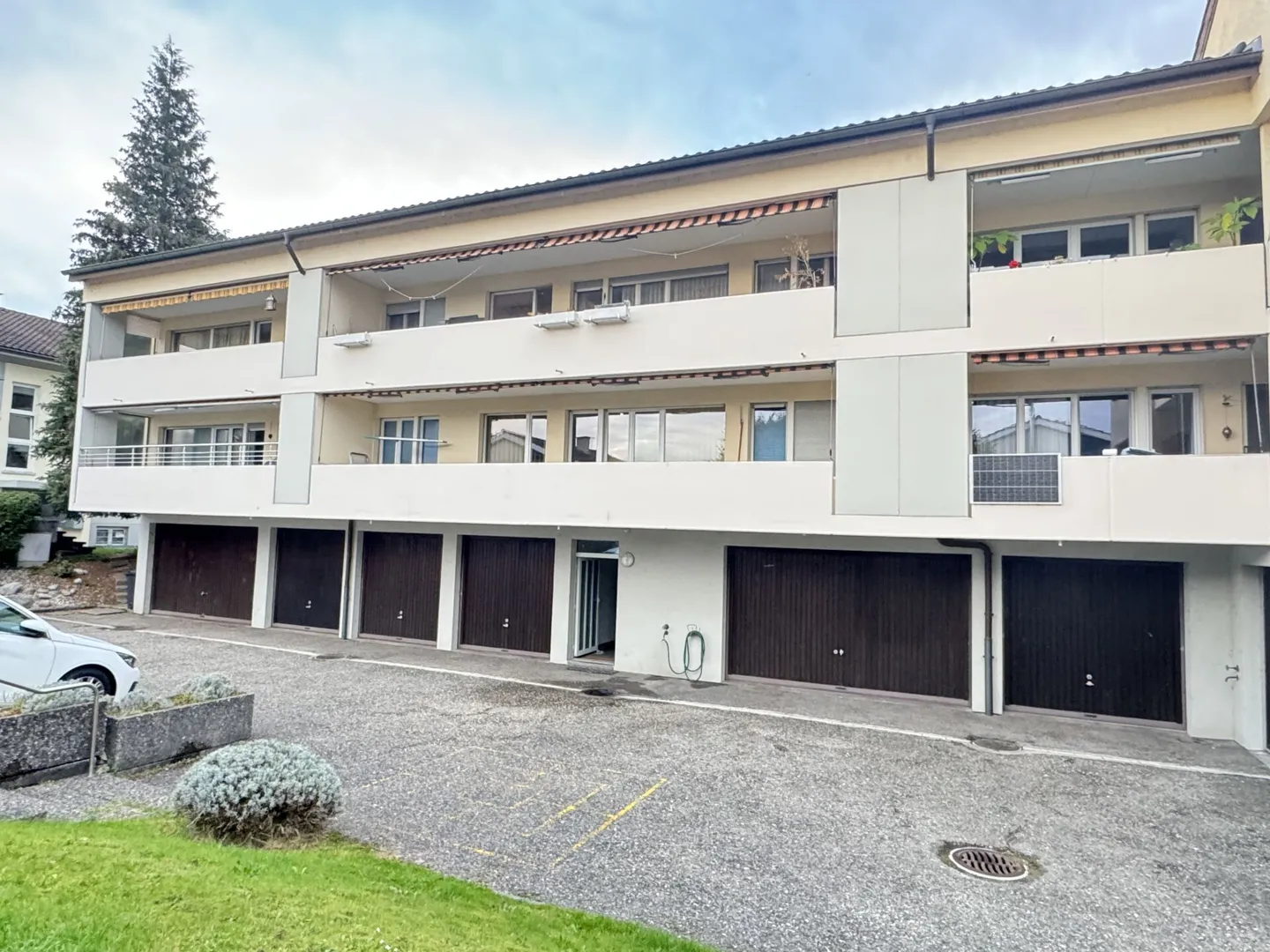 Spacious 4.5 room apartment with two balconies, double garage and family-friendly location - Photo 1 of 10