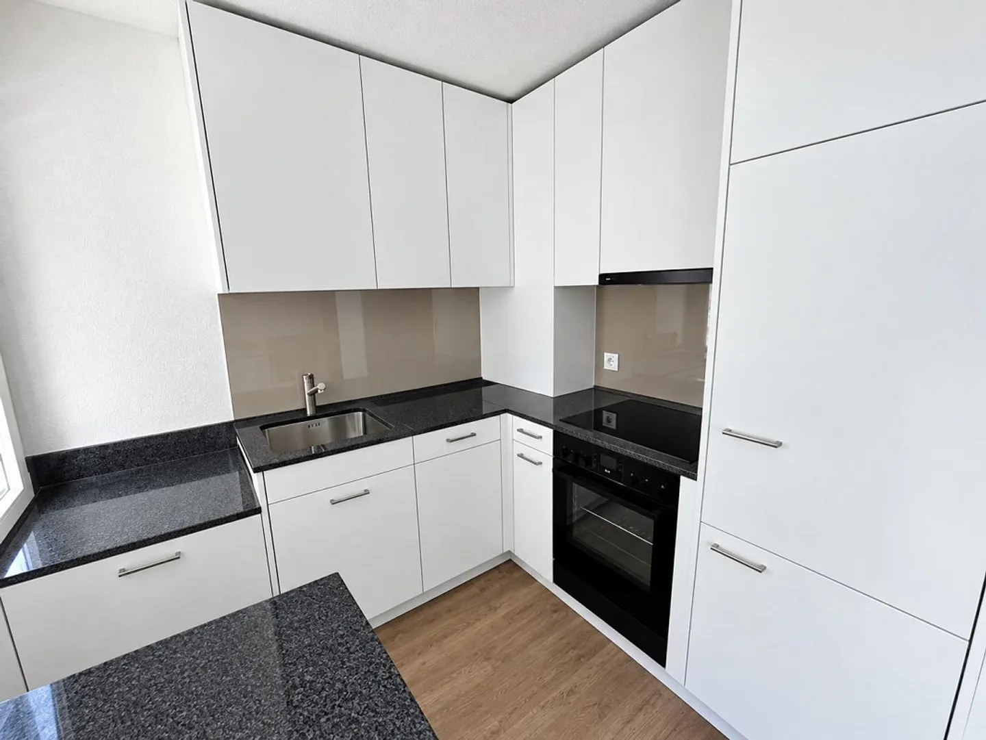 Appartamento accogliente con 2 camere nel centro della città di Zug - Foto 2 di 6