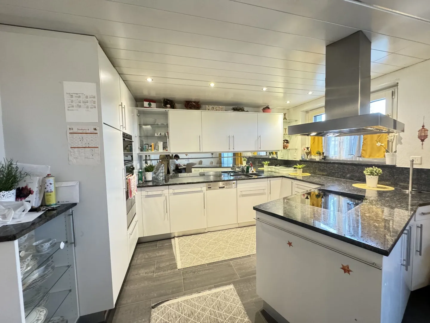 Spacious 4.5 room apartment with two balconies, double garage and family-friendly location - Photo 2 of 10