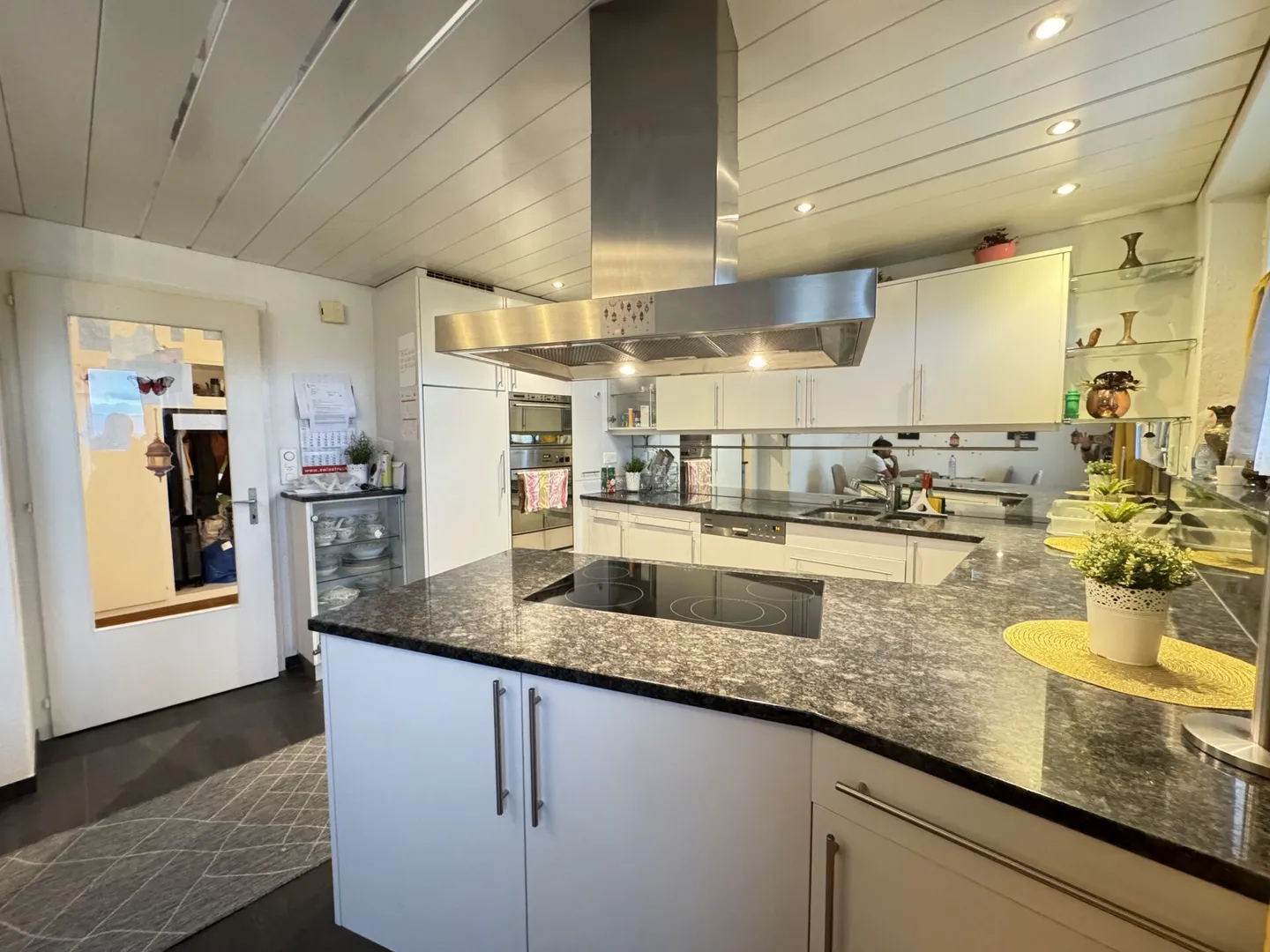 Spacious 4.5 room apartment with two balconies, double garage and family-friendly location - Photo 3 of 10