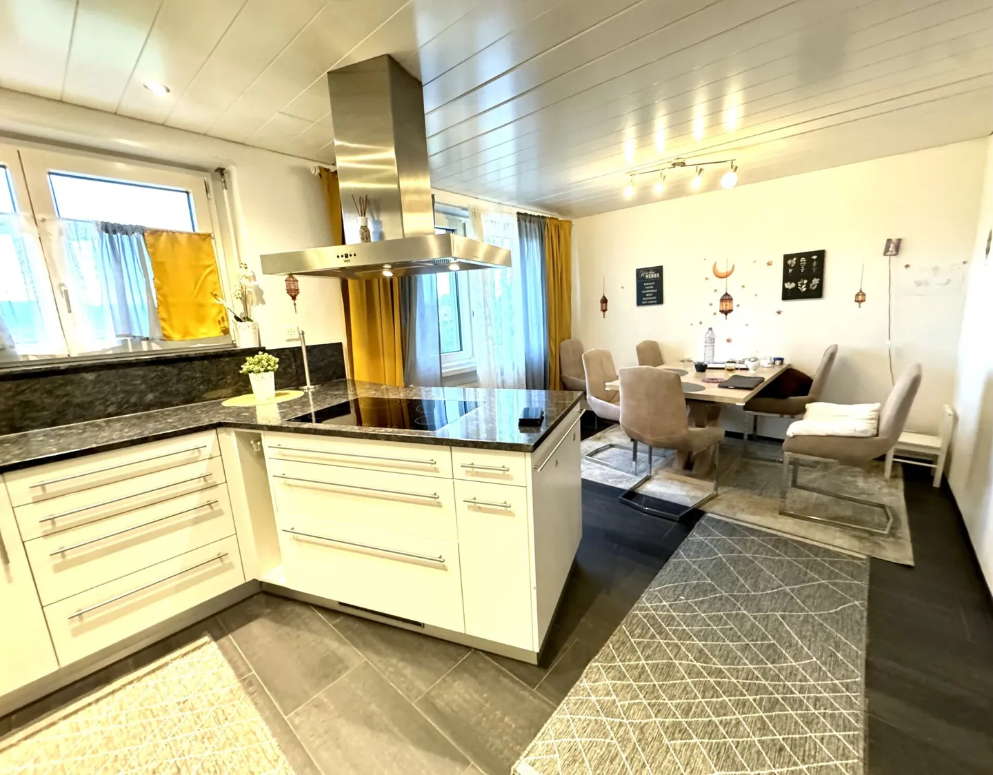 Spacious 4.5 room apartment with two balconies, double garage and family-friendly location - Photo 4 of 10