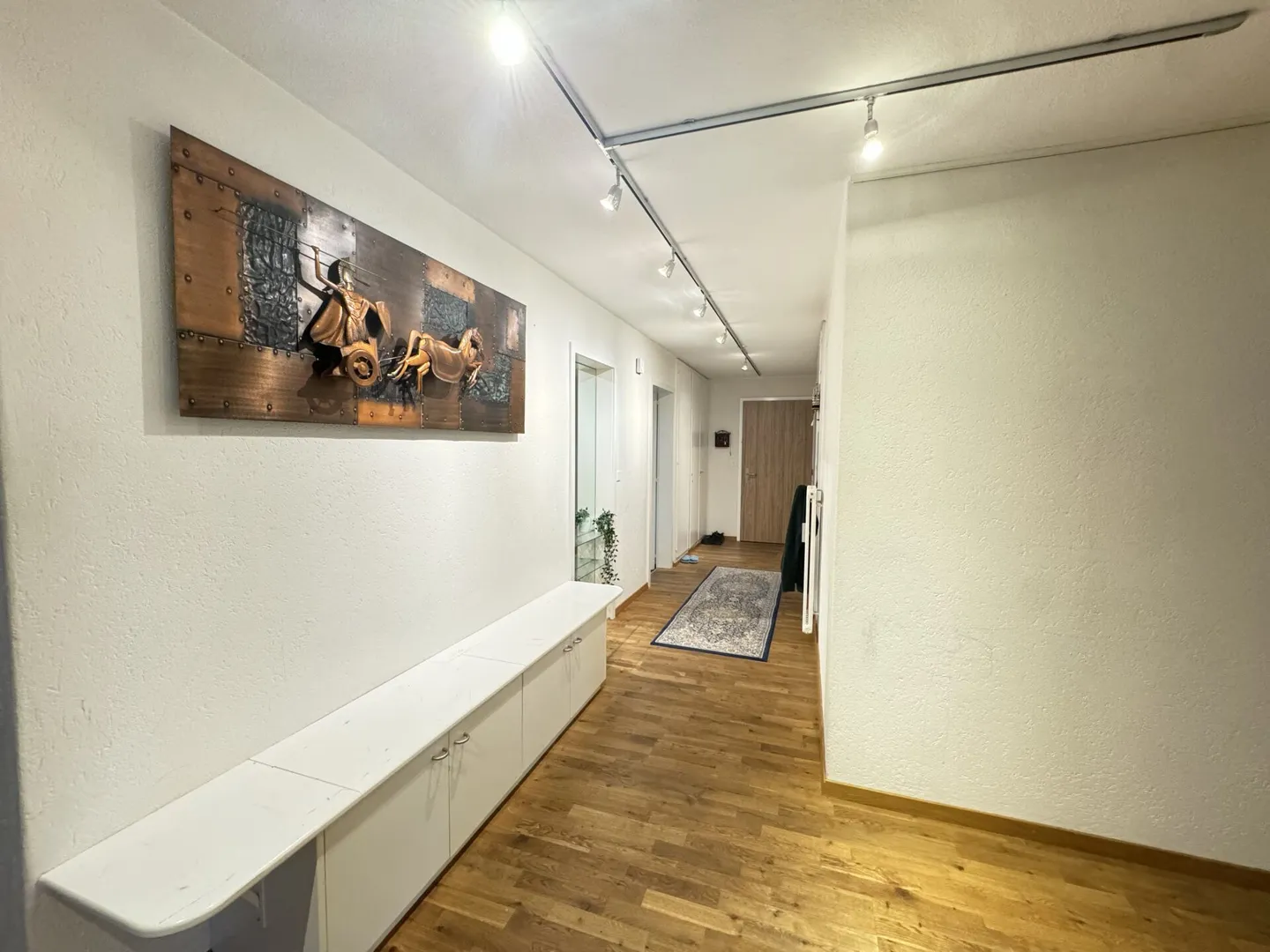 Spacious 4.5 room apartment with two balconies, double garage and family-friendly location - Photo 6 of 10