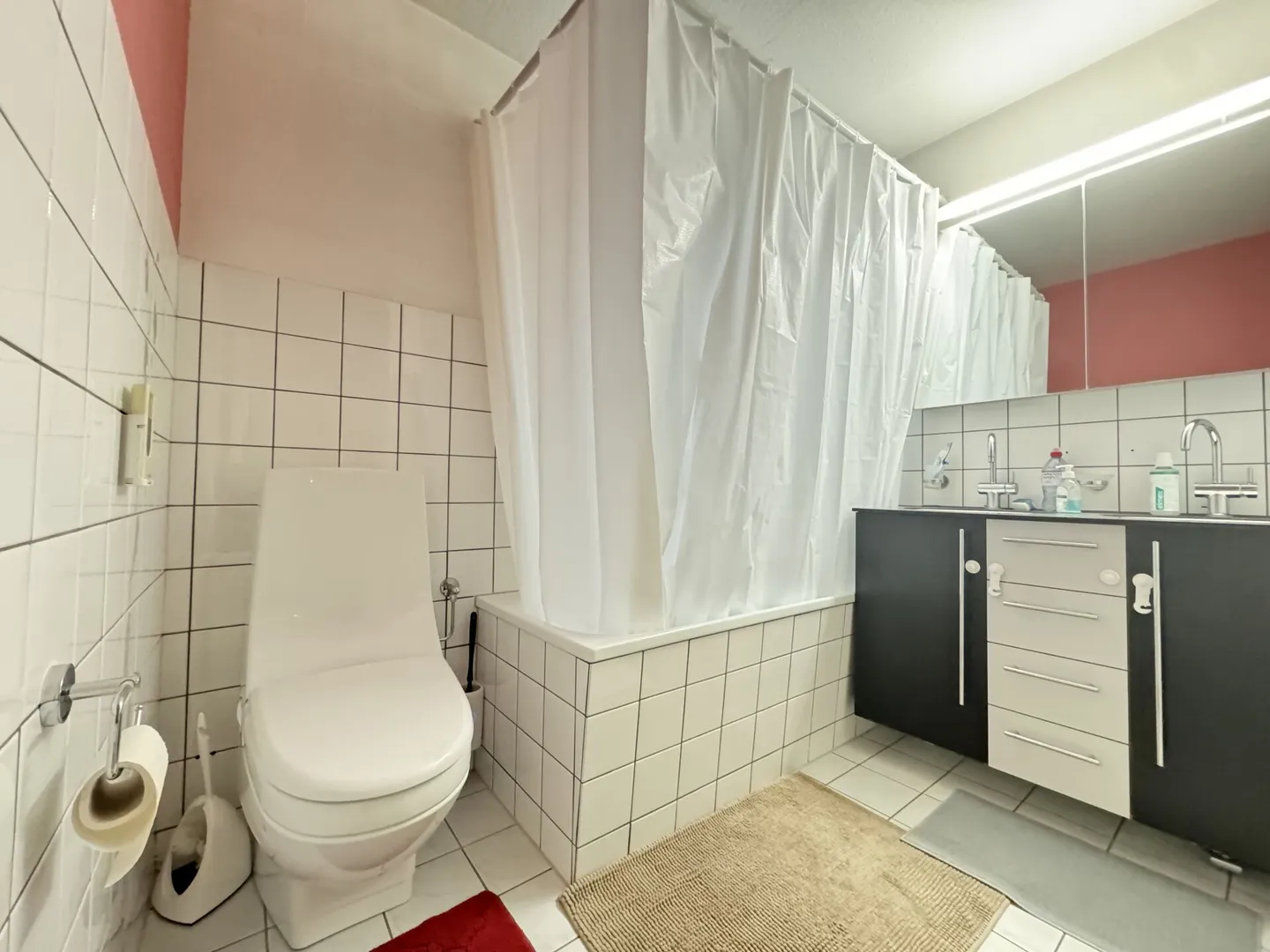 Spacious 4.5 room apartment with two balconies, double garage and family-friendly location - Photo 7 of 10