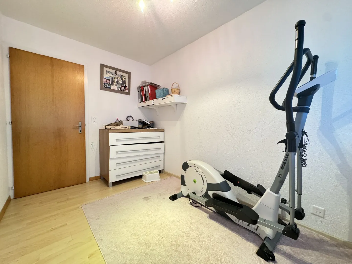Spacious 4.5 room apartment with two balconies, double garage and family-friendly location - Photo 8 of 10