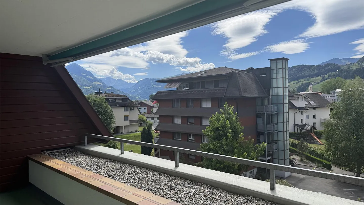 4 ½ room apartment with 2 covered balconies - Photo 4 of 5