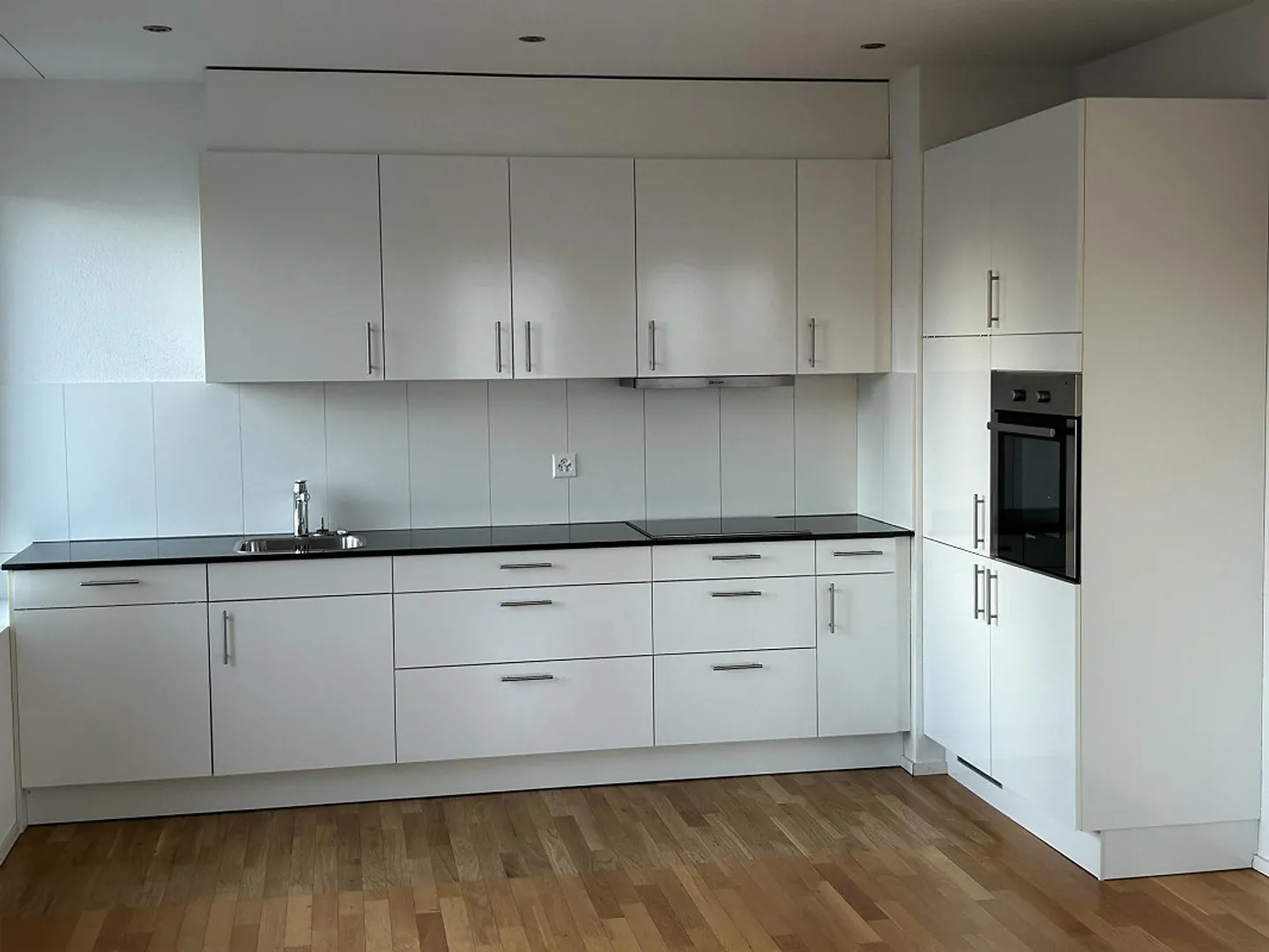 Appartement moderne de 2,5 pièces avec balcon - Photo 3 sur 9