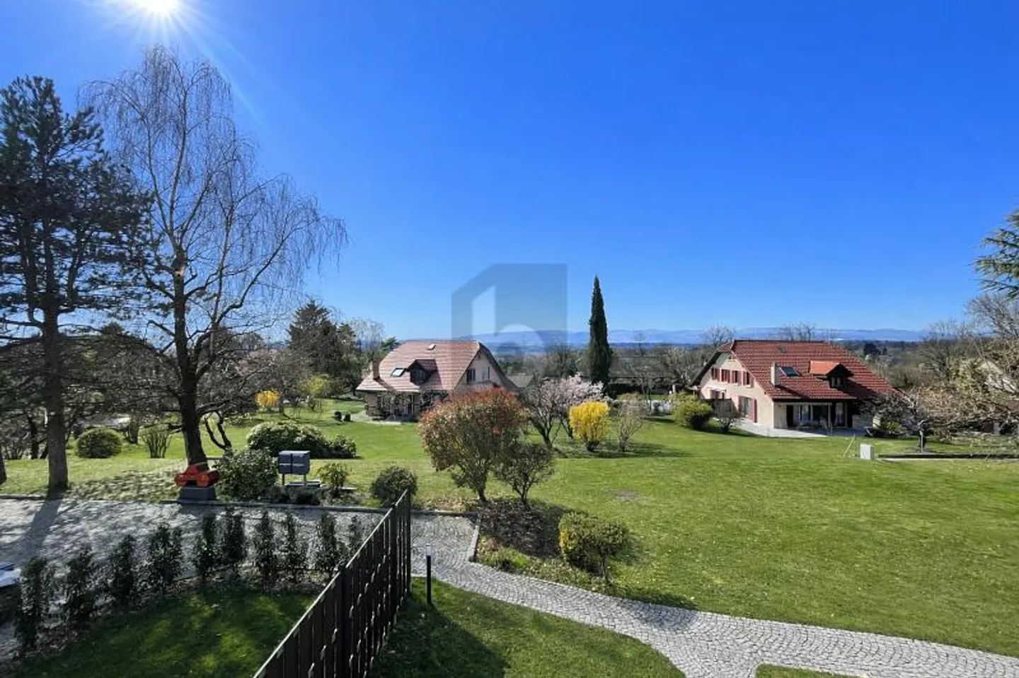 MAGNIFICENT, SPACIOUS AND BRIGHT WITH PRIVATE GARDEN - Photo 1 of 6