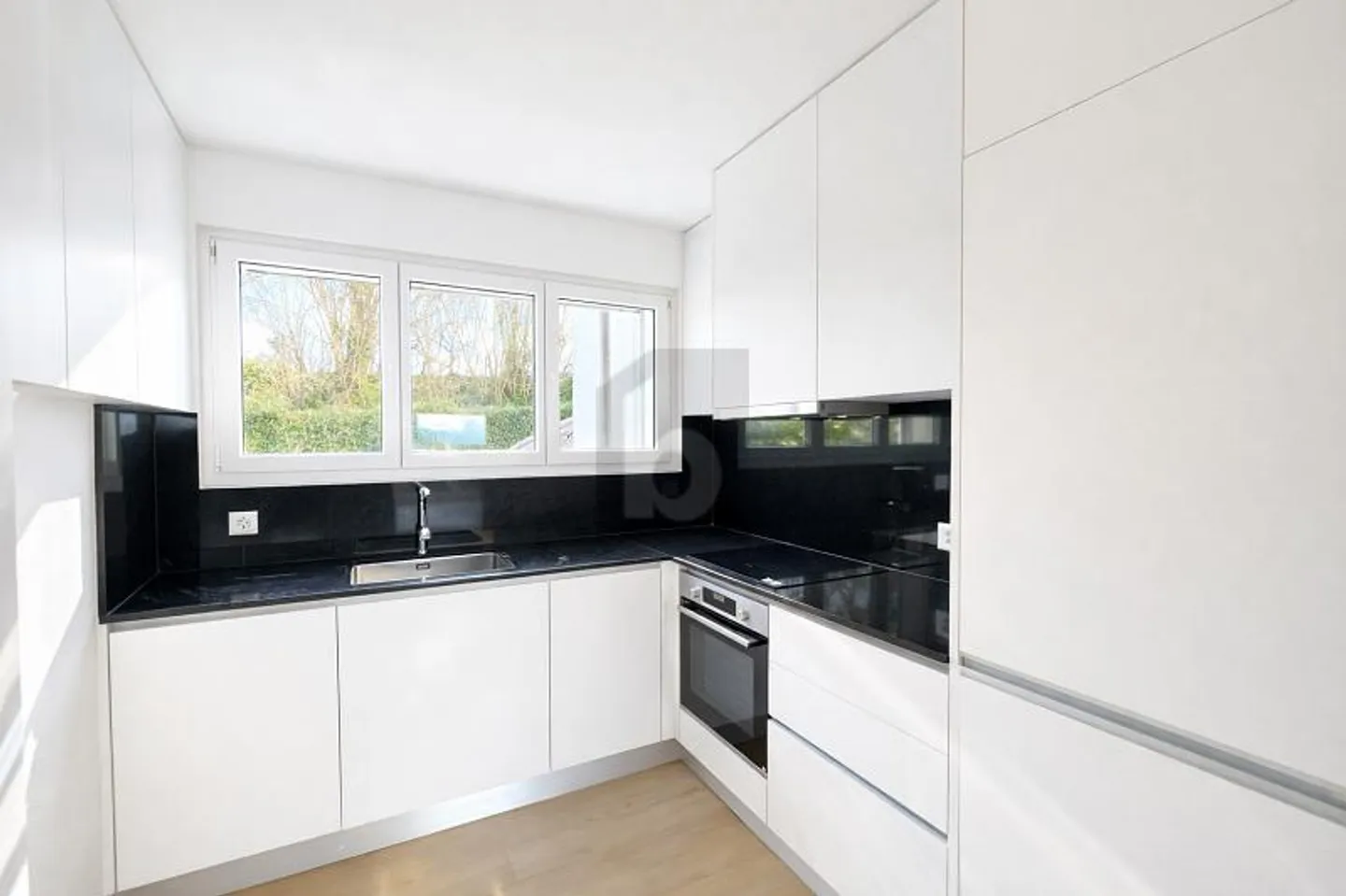 MAGNIFICENT, SPACIOUS AND BRIGHT WITH PRIVATE GARDEN - Photo 2 of 6