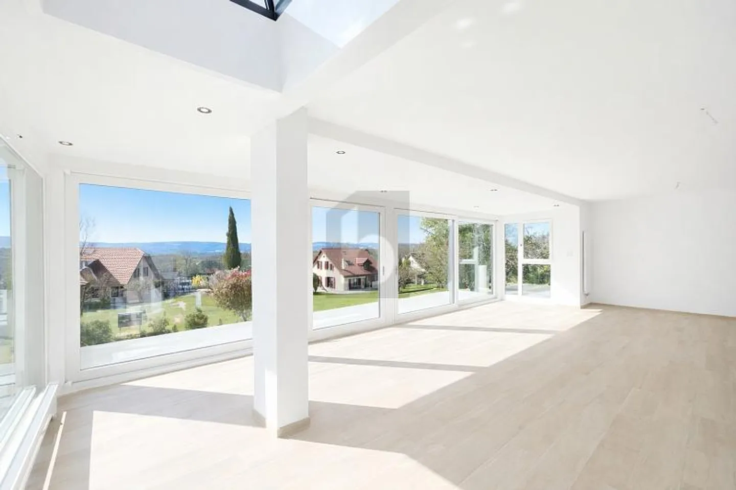 MAGNIFICENT, SPACIOUS AND BRIGHT WITH PRIVATE GARDEN - Photo 3 of 6