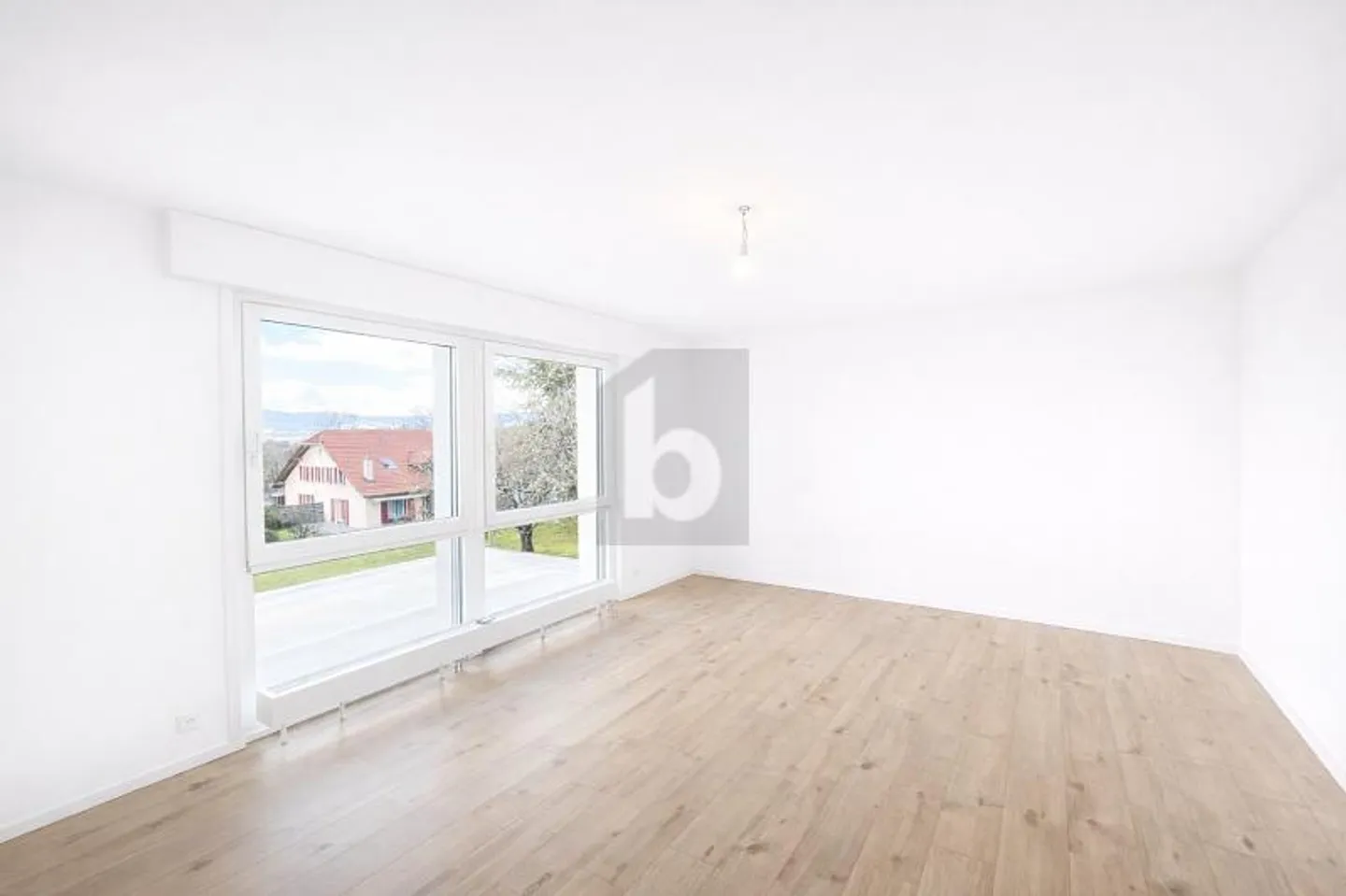 MAGNIFICENT, SPACIOUS AND BRIGHT WITH PRIVATE GARDEN - Photo 4 of 6