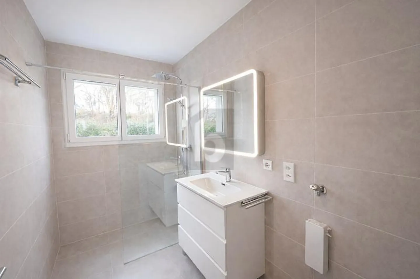 MAGNIFICENT, SPACIOUS AND BRIGHT WITH PRIVATE GARDEN - Photo 5 of 6