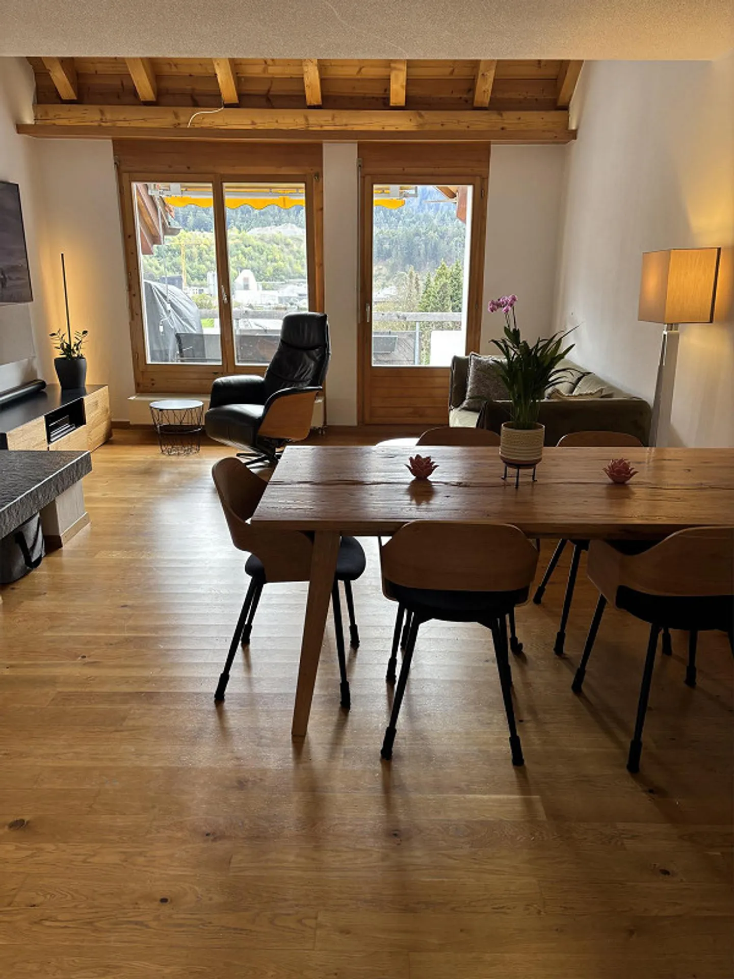 Charming 3.5-room attic apartment with attic expansion and mountain view in Tamin - Photo 3 of 15