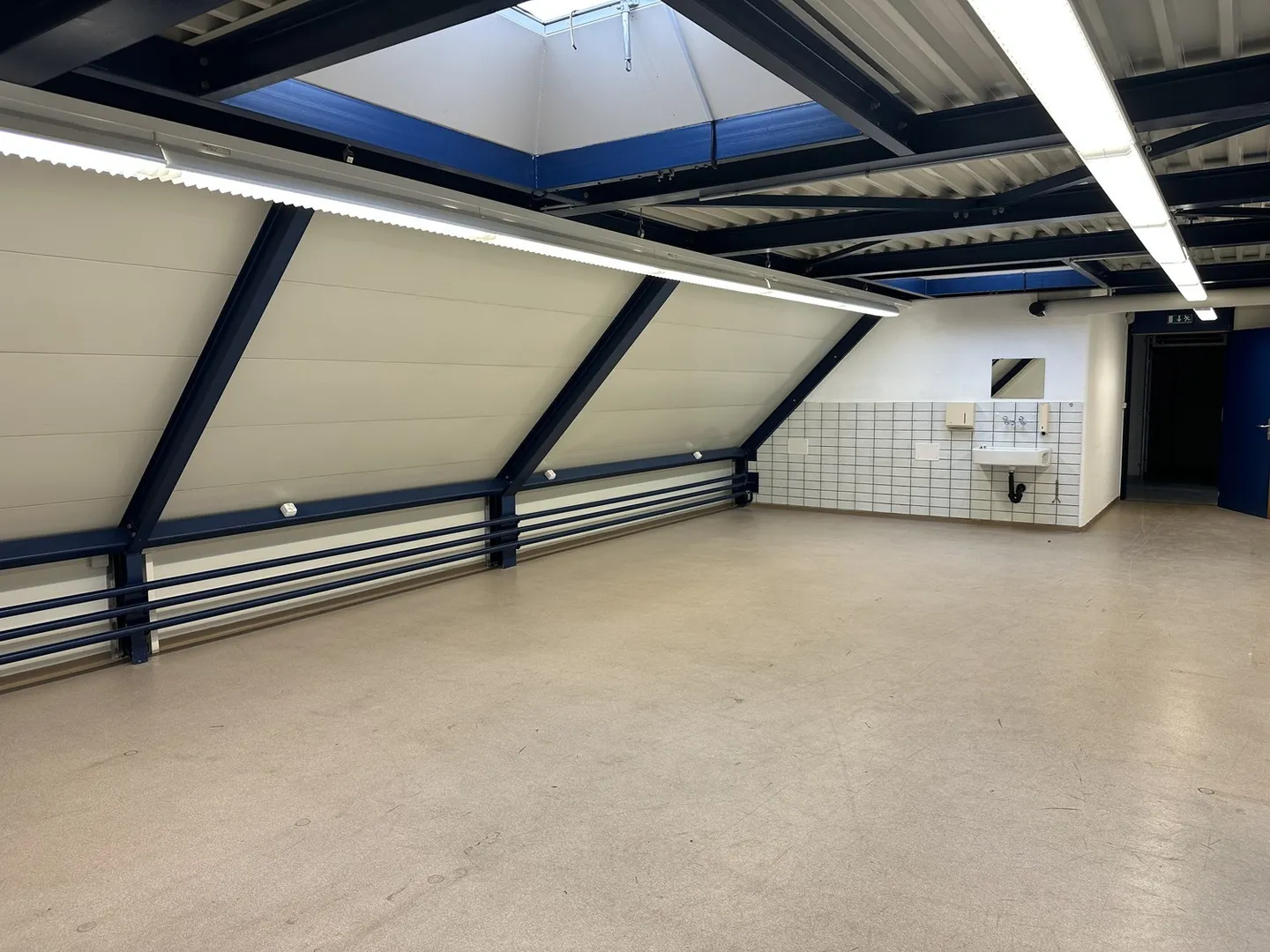 Bureau ou entrepôt ? Solutions flexibles avec potentiel à Bassersdorf - Photo 5 sur 9