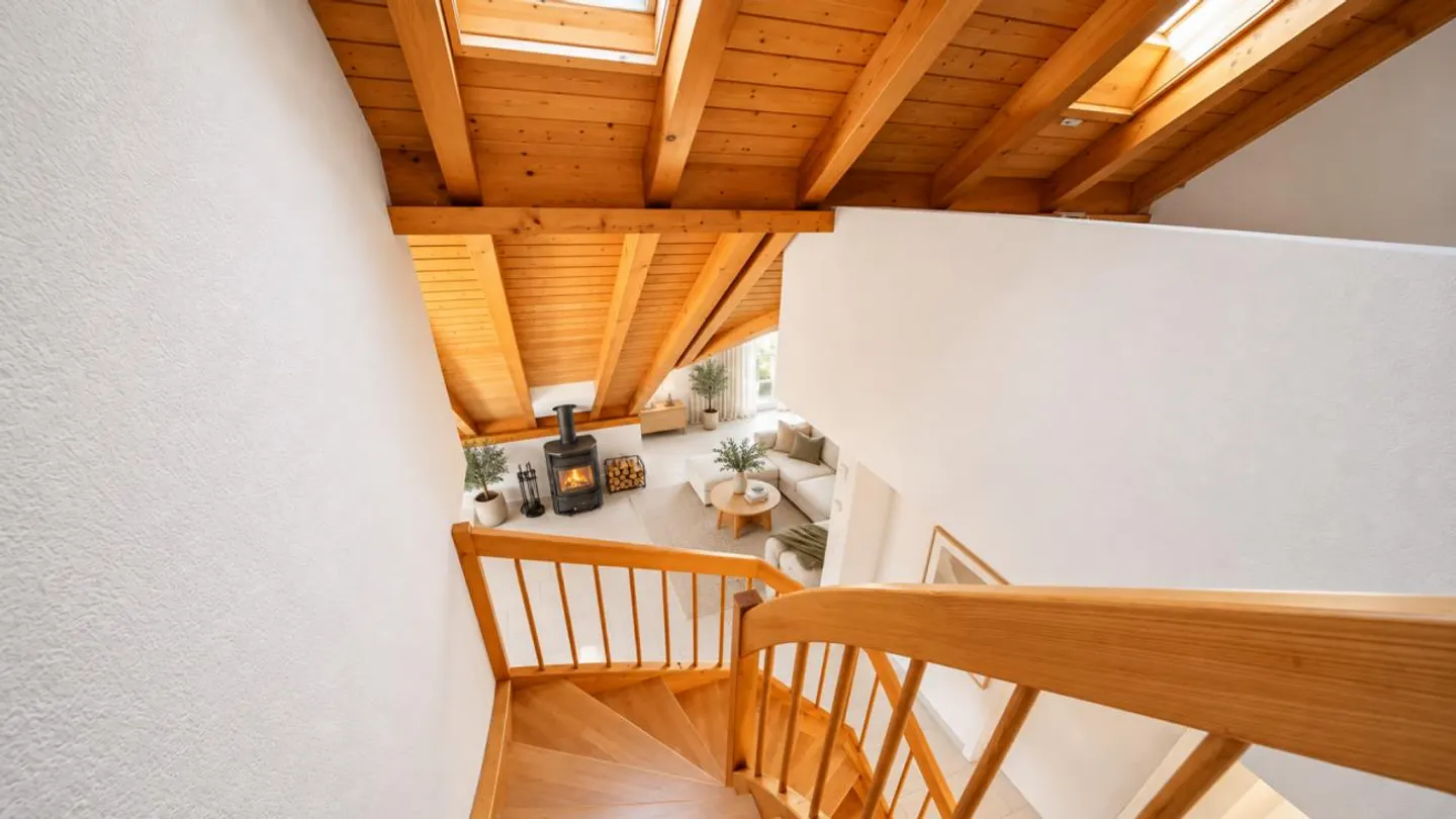Living with a View - Charming 4.5-Room Duplex Apartment with Wooden Ambiance and View of Pfannenstiel - Photo 5 of 15