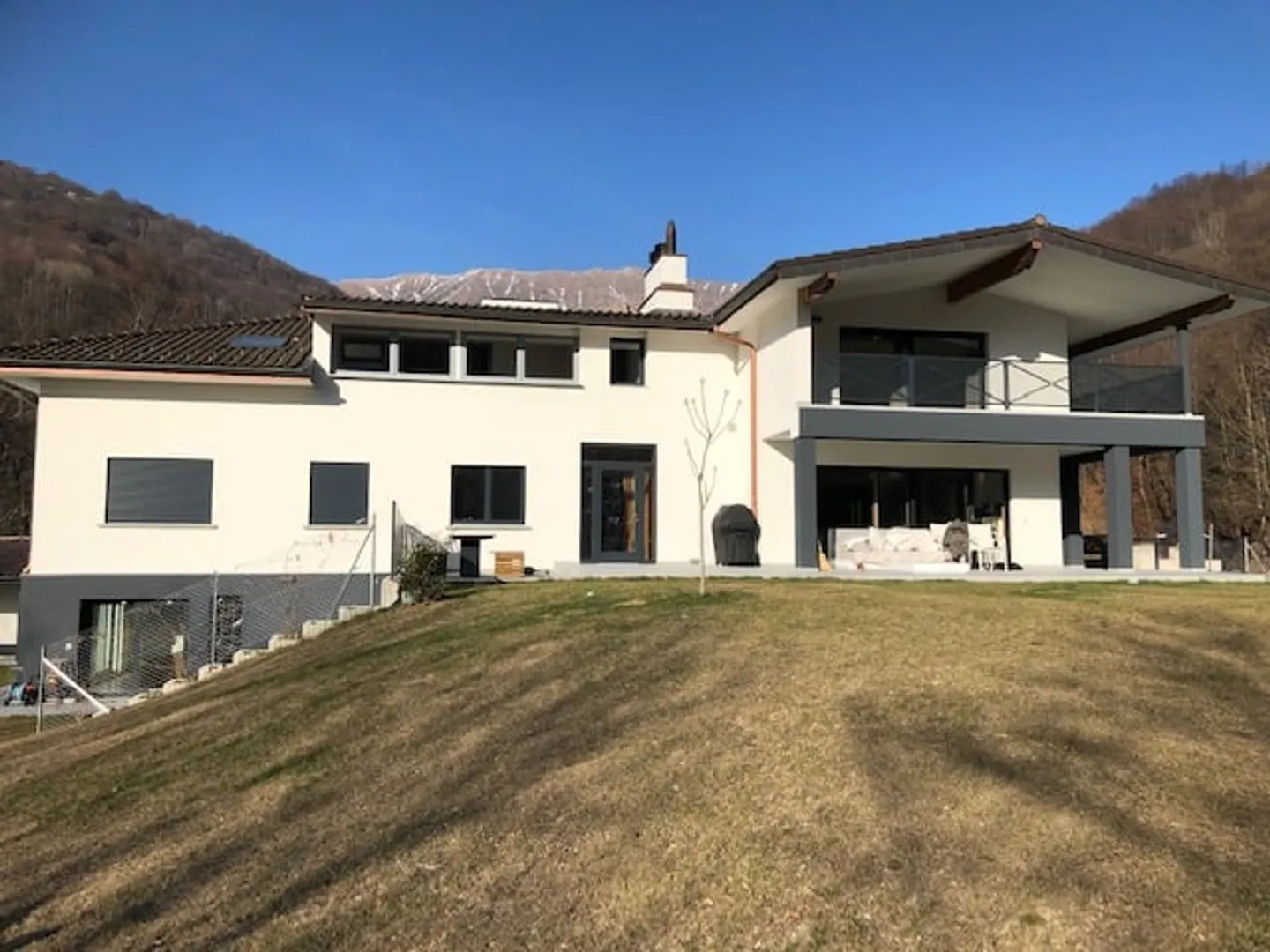 Grande maison bifamiliaire partiellement rénovée immergée dans la verdure - Photo 1 sur 33