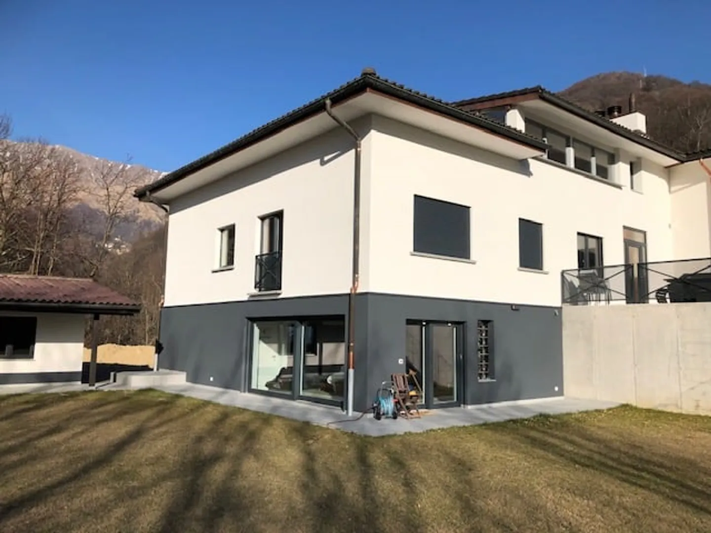 Grande maison bifamiliaire partiellement rénovée immergée dans la verdure - Photo 2 sur 33