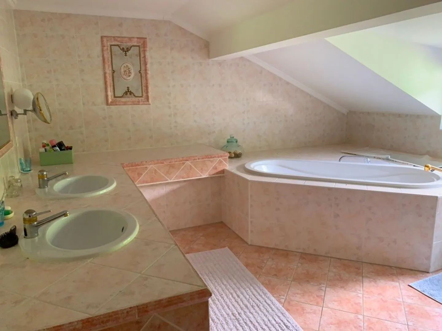 Grande maison bifamiliaire partiellement rénovée immergée dans la verdure - Photo 19 sur 33