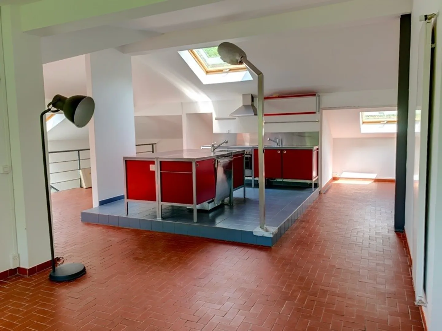 Grande maison bifamiliaire partiellement rénovée immergée dans la verdure - Photo 21 sur 33