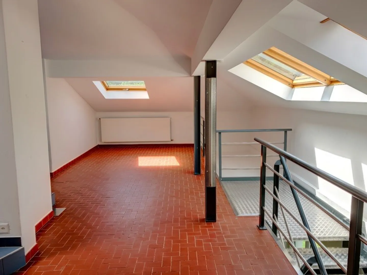 Grande maison bifamiliaire partiellement rénovée immergée dans la verdure - Photo 20 sur 33