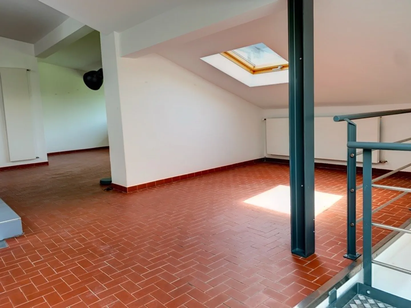 Grande maison bifamiliaire partiellement rénovée immergée dans la verdure - Photo 22 sur 33