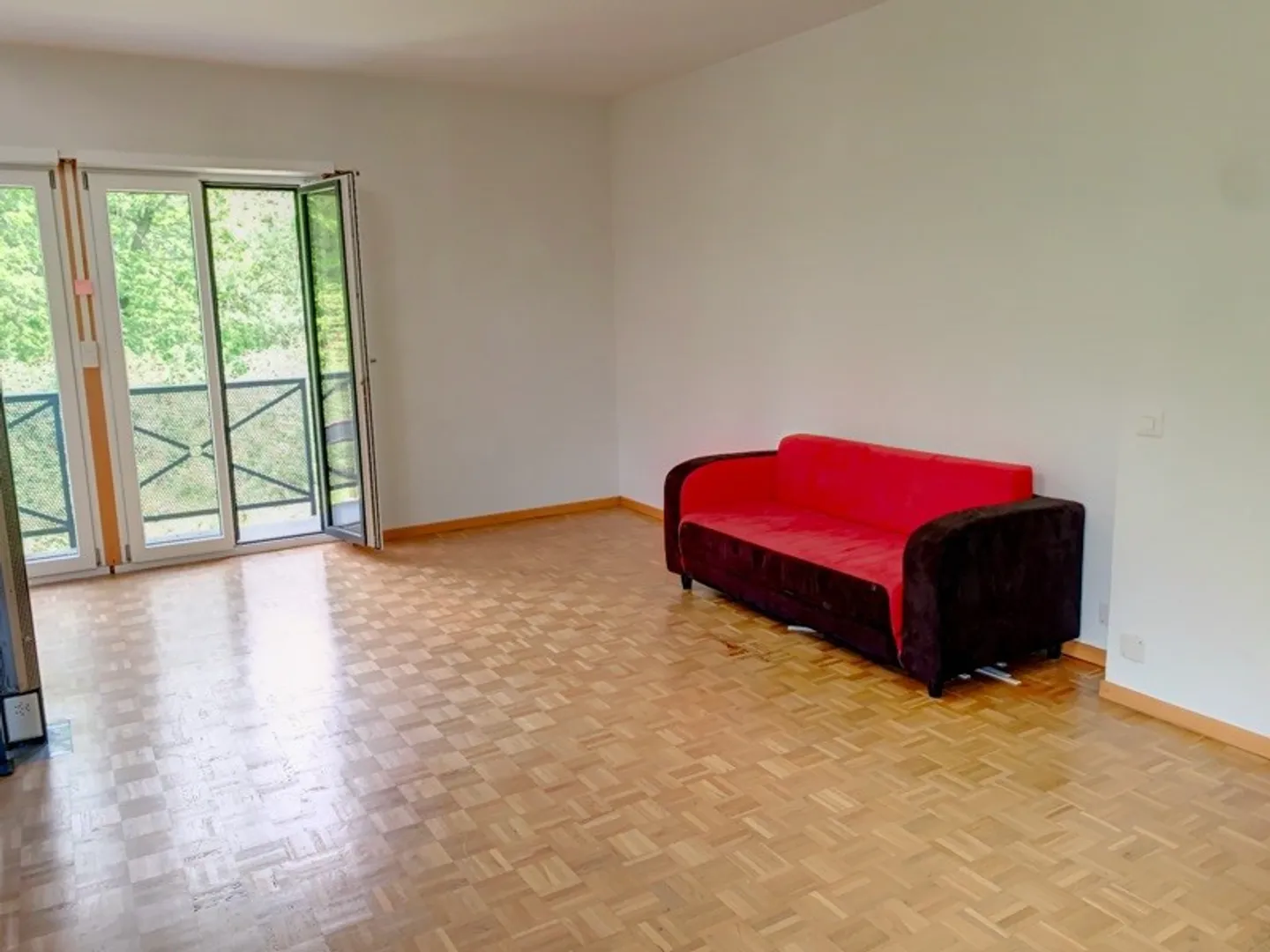 Grande maison bifamiliaire partiellement rénovée immergée dans la verdure - Photo 23 sur 33